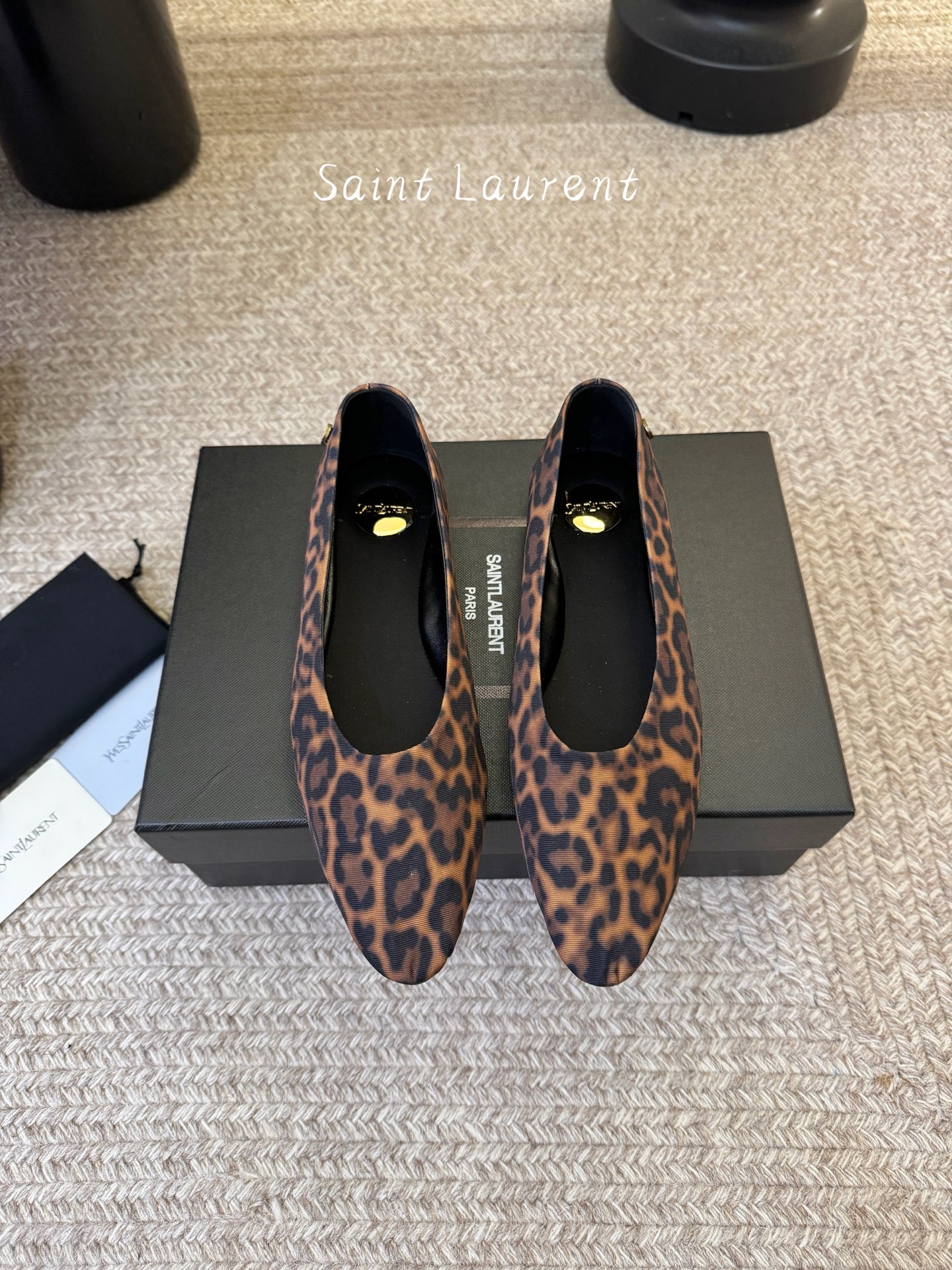NO:783966,Saint Lauren*'s new flat-soled small square-toe shoes can be paired with various mini skirts, so you don't have to worry about your foot shape at all. The Ysl Logo heels are particularly beautiful!  Under the illumination of the light, the illusion of color appears. It is so beautiful that the whiteness of the upper toes makes people look head-high!  Release the infinite elegance and charm and explore more newly selected products!  Fabric butter leather outsole Genuine leather outsole Size 35-40 (40 customized), single shoes, saint laurent, saint laurent, saint laurent, skirts, Leather soles19860909圣罗兰Saint Lauren* 新品平底小方头单鞋 各种小裙子搭配起来 完全不挑脚型哦 Ysl Logo跟特别好看！在光线的照耀下呈现幻彩 真的美的过分 上脚显白的让人上头！释放无限优雅魅力 探索更多臻选新品！ 面料牛油皮 大底真皮大底 码数35-40（40定制）,单鞋,saint laurent,saint laurent,saint laurent,skirts,Leather soles,Women's Shoes
