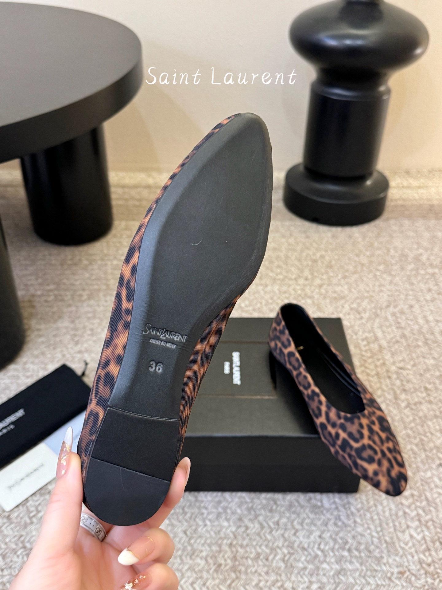 圣罗兰Saint Lauren* 新品平底小方头单鞋各种小裙子搭配起来 完全不挑脚型哦 Ysl Logo