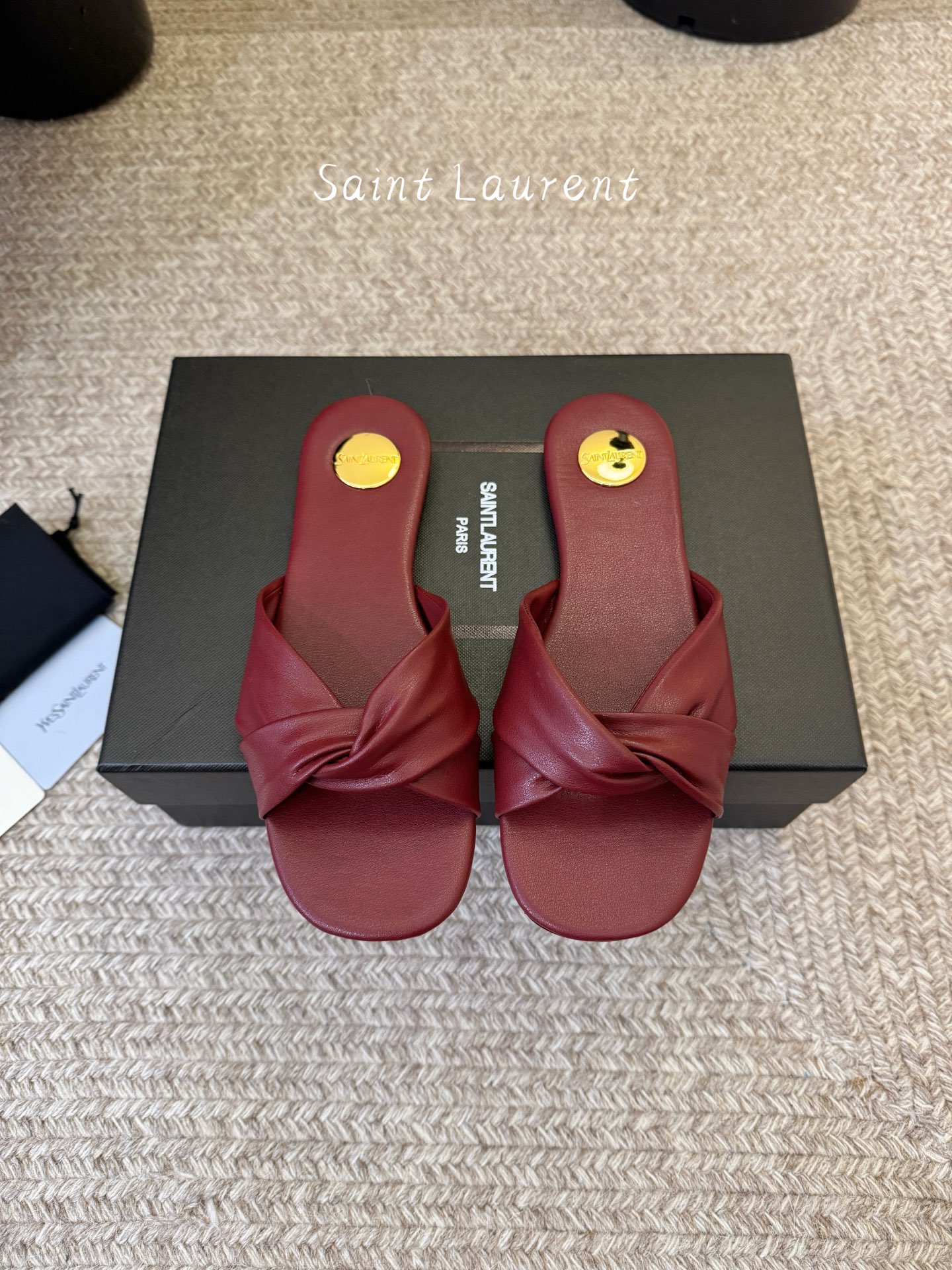 NO:783960,Saint Laurent / Saint Laurent Lee square-toe cross drag YSL sister's beautiful high-heeled shoes. Rose's same high-heeled shoes are very good at modifying the foot shape, luxury metal chain. In recent years, SLP has become more and more understanding of women in high-heeled shoes and has moved away from the embarrassing design impression of waterproof platform models. YSL beautiful high-heeled shoes, upper lambskin, sole leather outsole, high flat bottom, size 35-42 (40-42 customized non-refundable), slippers, loro  piana,saint laurent,saint laurent,saint laurent,high heels,slippers,sheepskin,Leather soles19860909Saint Laurent / 圣罗兰Lee方头交叉拖 YSL姐姐的美丽尤物高跟鞋 又是人间圣罗兰 Rose同款的高跟鞋化很好修饰脚型,奢华金属链 这几年SLP是在高跟鞋越来越懂女人了朝摒奔了防水台款的尴尬设计印象ysl绝美高跟鞋 鞋面小羊皮 鞋底真皮大底 跟高平底 尺码35-42(40-42定制不退不换),拖鞋,loro piana,saint laurent,saint laurent,saint laurent,high heels,slippers,sheepskin,Leather soles,Women's Shoes