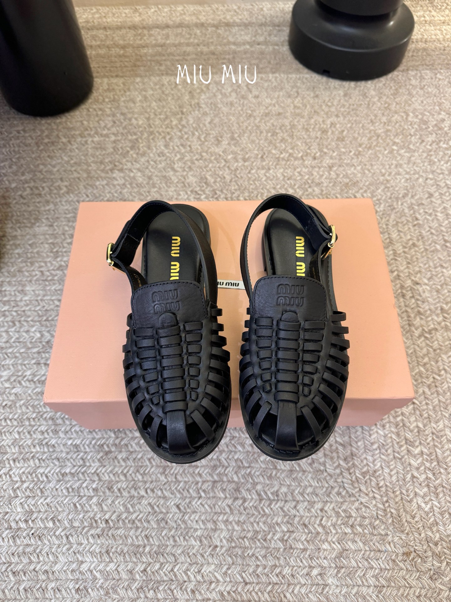 MiuMiu｜缪缪26ss罗马编织凉鞋​​ 👡Miu Miu这款罗马编织凉鞋，选用复古做旧水染牛皮皮，手