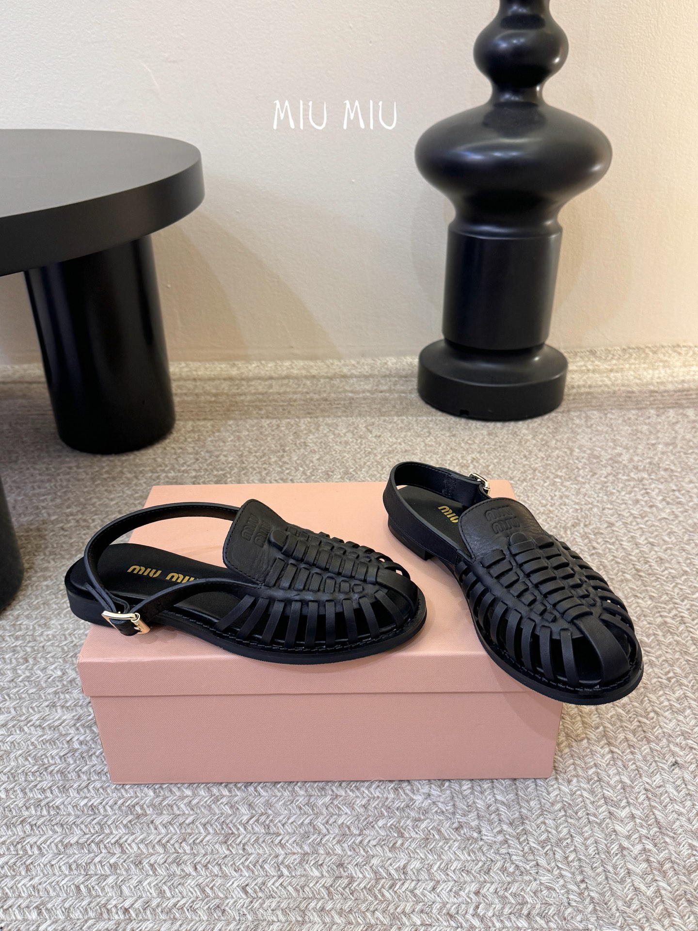 MiuMiu｜缪缪26ss罗马编织凉鞋​​ 👡Miu Miu这款罗马编织凉鞋，选用复古做旧水染牛皮皮，手