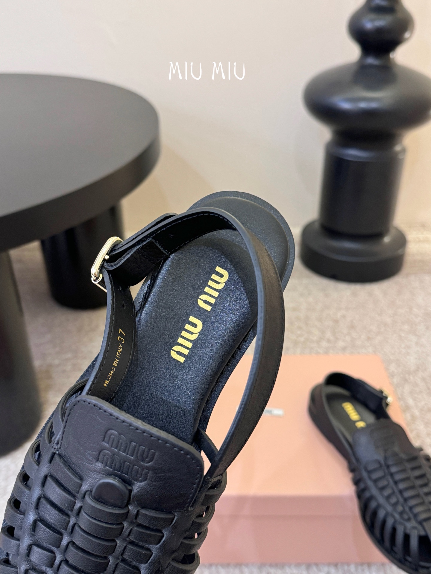 MiuMiu｜缪缪26ss罗马编织凉鞋​​ 👡Miu Miu这款罗马编织凉鞋，选用复古做旧水染牛皮皮，手