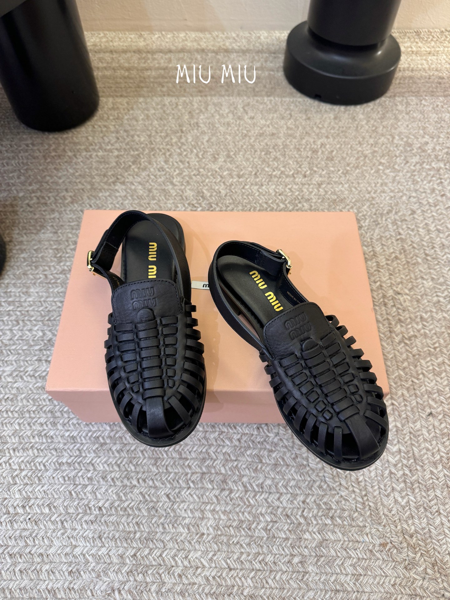 MiuMiu｜缪缪26ss罗马编织凉鞋​​ 👡Miu Miu这款罗马编织凉鞋，选用复古做旧水染牛皮皮，手