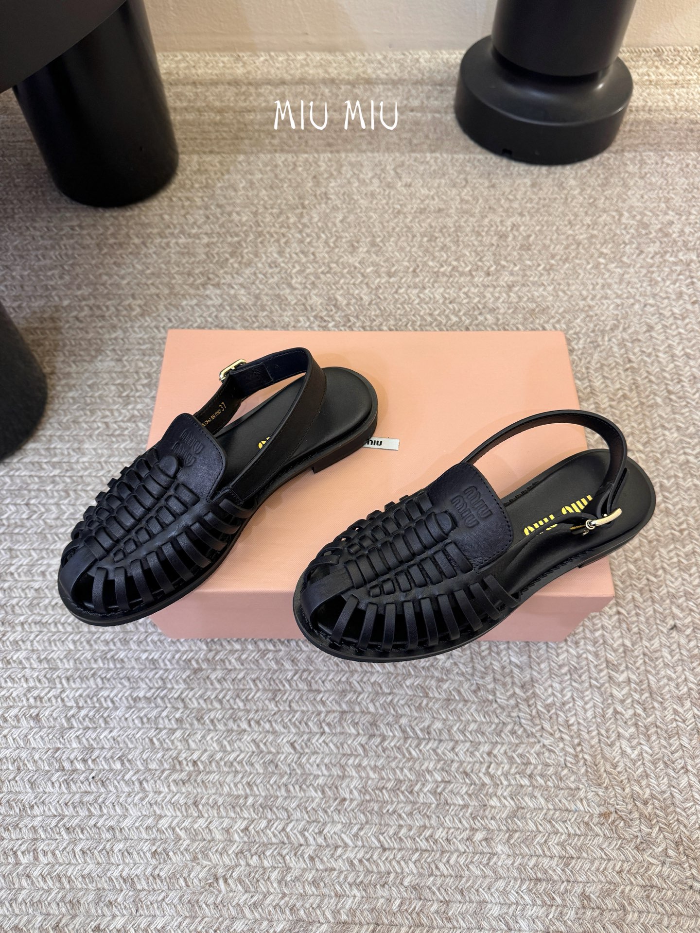 MiuMiu｜缪缪26ss罗马编织凉鞋​​ 👡Miu Miu这款罗马编织凉鞋，选用复古做旧水染牛皮皮，手