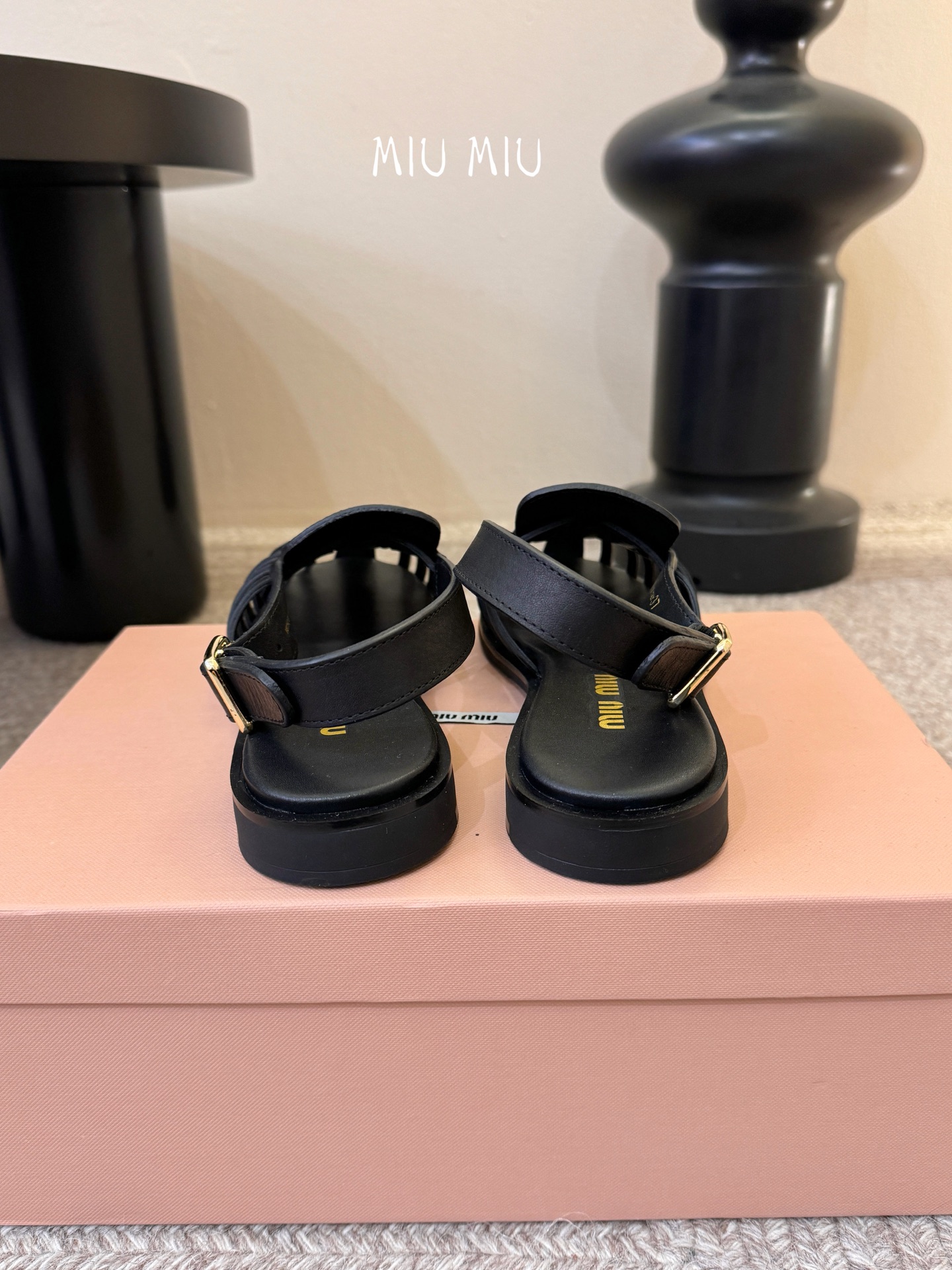 MiuMiu｜缪缪26ss罗马编织凉鞋​​ 👡Miu Miu这款罗马编织凉鞋，选用复古做旧水染牛皮皮，手