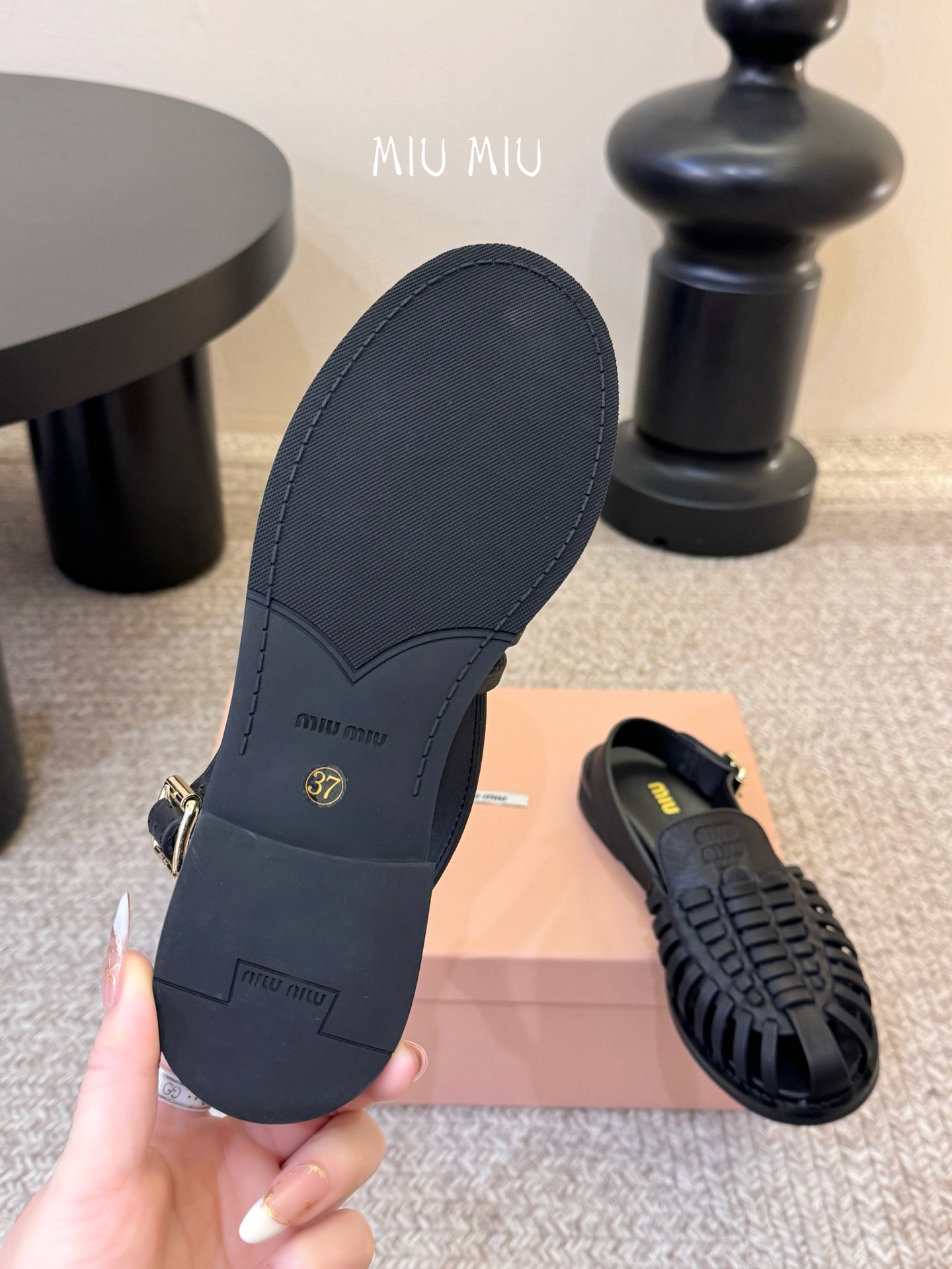 MiuMiu｜缪缪26ss罗马编织凉鞋​​ 👡Miu Miu这款罗马编织凉鞋，选用复古做旧水染牛皮皮，手
