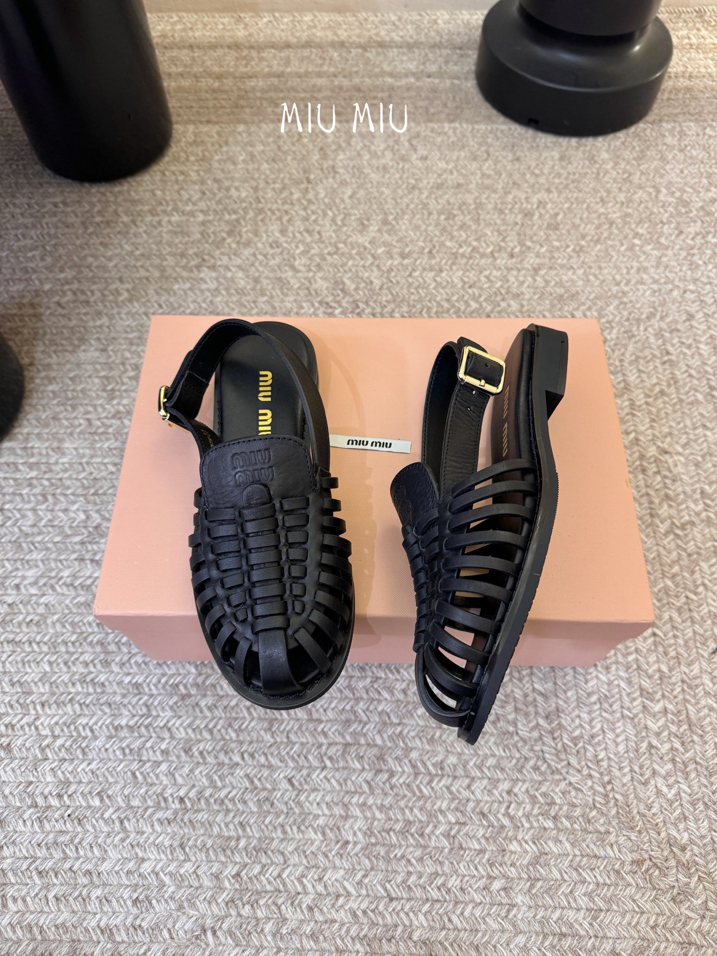 MiuMiu｜缪缪26ss罗马编织凉鞋​​ 👡Miu Miu这款罗马编织凉鞋，选用复古做旧水染牛皮皮，手