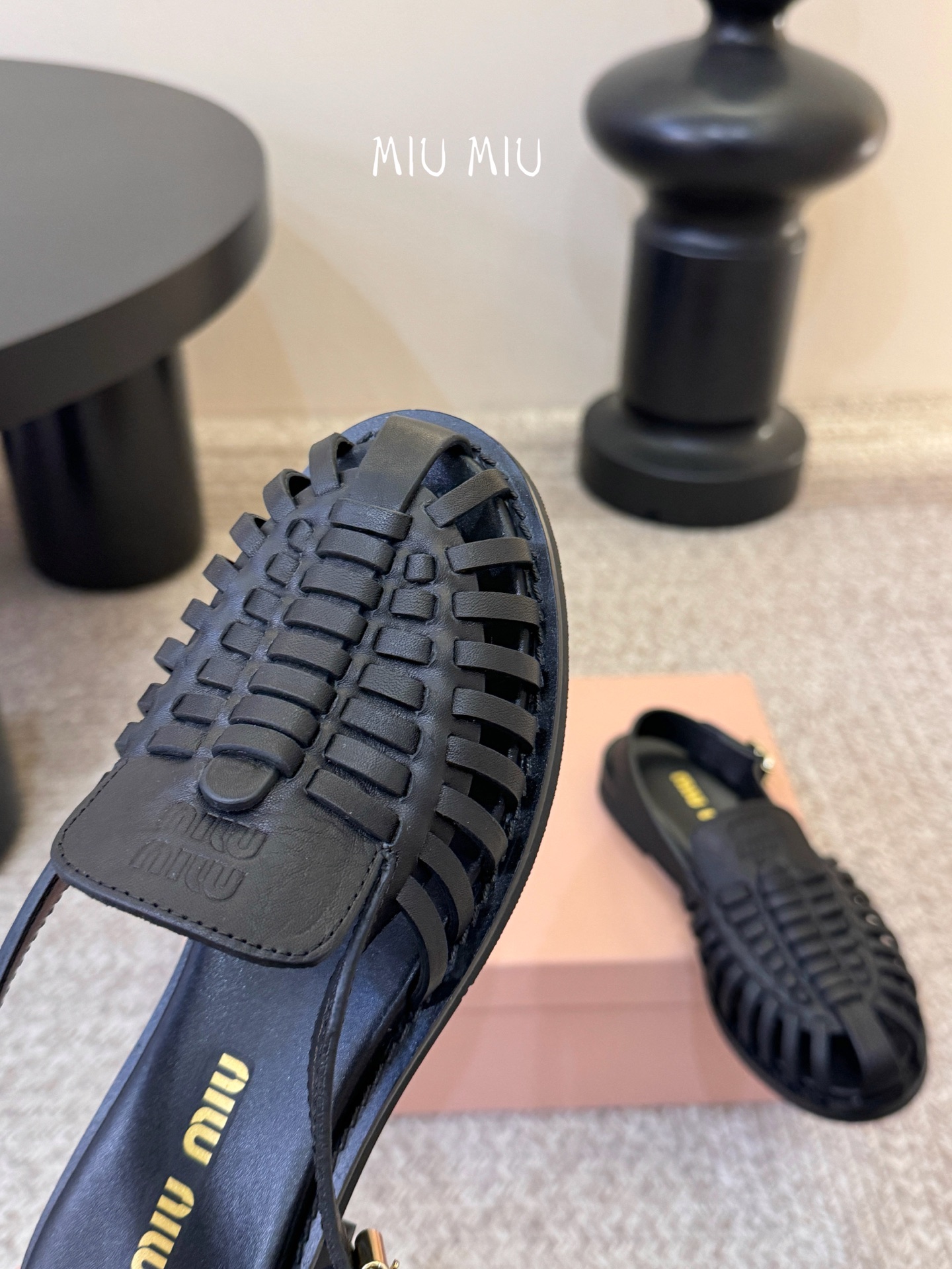 MiuMiu｜缪缪26ss罗马编织凉鞋​​ 👡Miu Miu这款罗马编织凉鞋，选用复古做旧水染牛皮皮，手