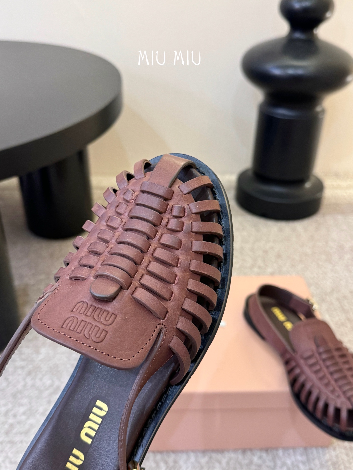 MiuMiu｜缪缪26ss罗马编织凉鞋​​ 👡Miu Miu这款罗马编织凉鞋，选用复古做旧水染牛皮皮，手
