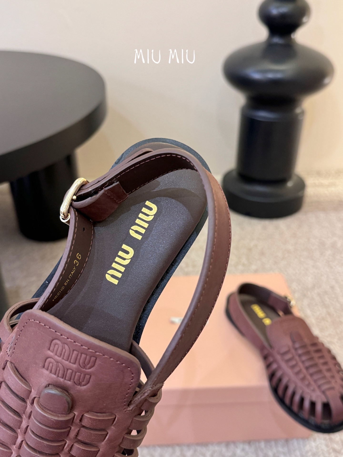 MiuMiu｜缪缪26ss罗马编织凉鞋​​ 👡Miu Miu这款罗马编织凉鞋，选用复古做旧水染牛皮皮，手