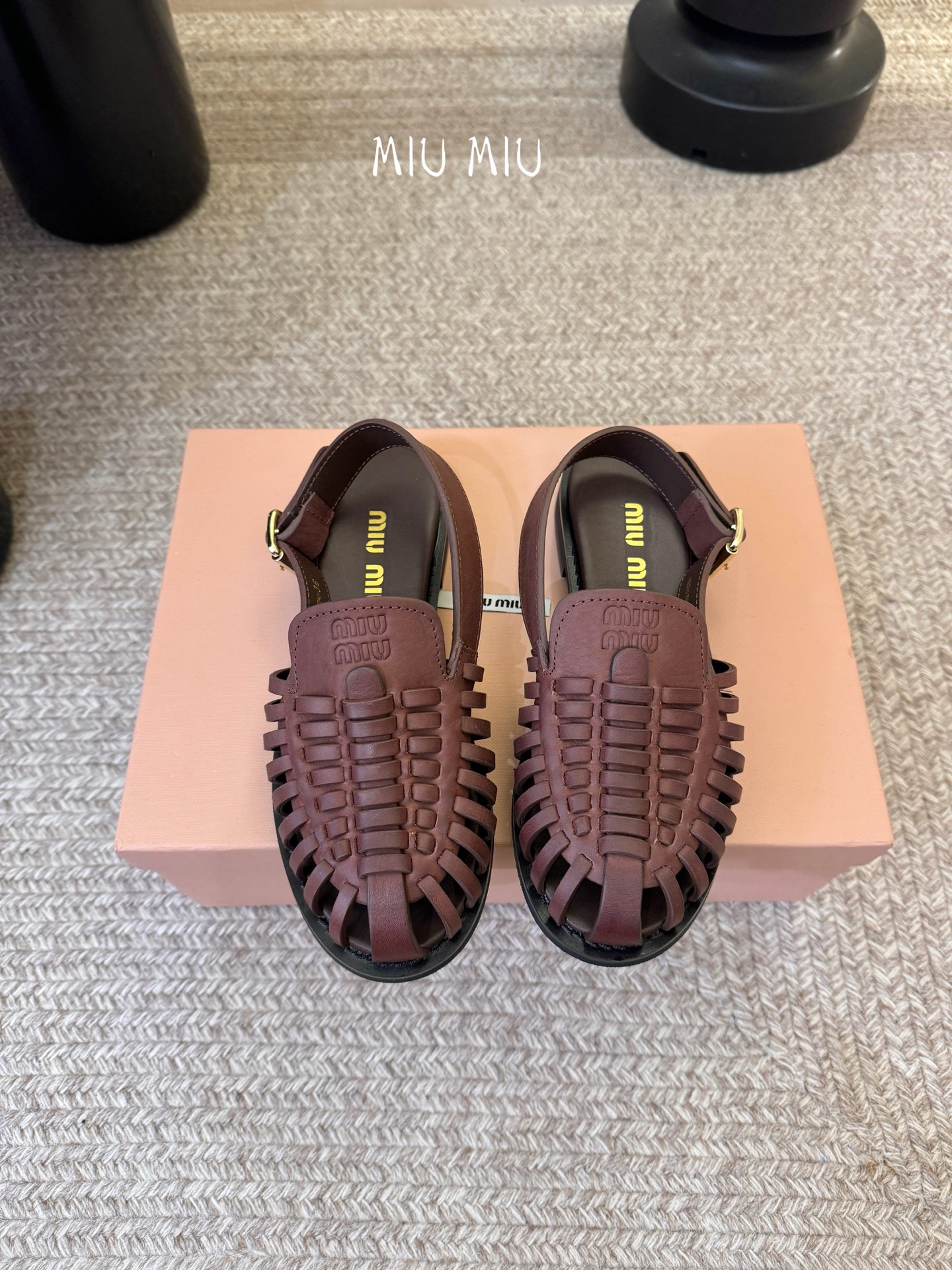 NO:783954,Miu Miu｜Miu Miu 26ss Roman woven sandals Miu Miu's Roman woven sandals are made of vintage distressed water-dyed cowhide leather, hand-woven upper + metal buckle, retro, elegant and breathable. The flat-bottom design is super comfortable for daily wear, and the empty back style is versatile in summer with skirts or casual pants!  The insole has the brand logo, perfect details, and has both texture and design. It is a fashionable and practical choice for outings and vacations in summer~ Cowhide upper, sheepskin lining, code number 35-40 (customized at 40.41), original molded rubber sole!  ,sandals,miumiu,sandals,skirts,cowhide,sheepskin19860909MiuMiu｜缪缪26ss罗马编织凉鞋 Miu Miu这款罗马编织凉鞋,选用复古做旧水染牛皮皮,手工编织鞋面+金属扣带,复古优雅又透气.平底设计,日常穿超舒适,后空款式夏天搭裙装或休闲裤都很百搭！ 鞋垫有品牌标志,细节满分,质感和设计感兼具,是夏季出街、度假的时尚实用之选～ 鞋面牛皮 内里羊皮 码数35-40（40.41订做） 原版开模橡胶底！,凉鞋,miumiu,sandals,skirts,cowhide,sheepskin,Women's Shoes