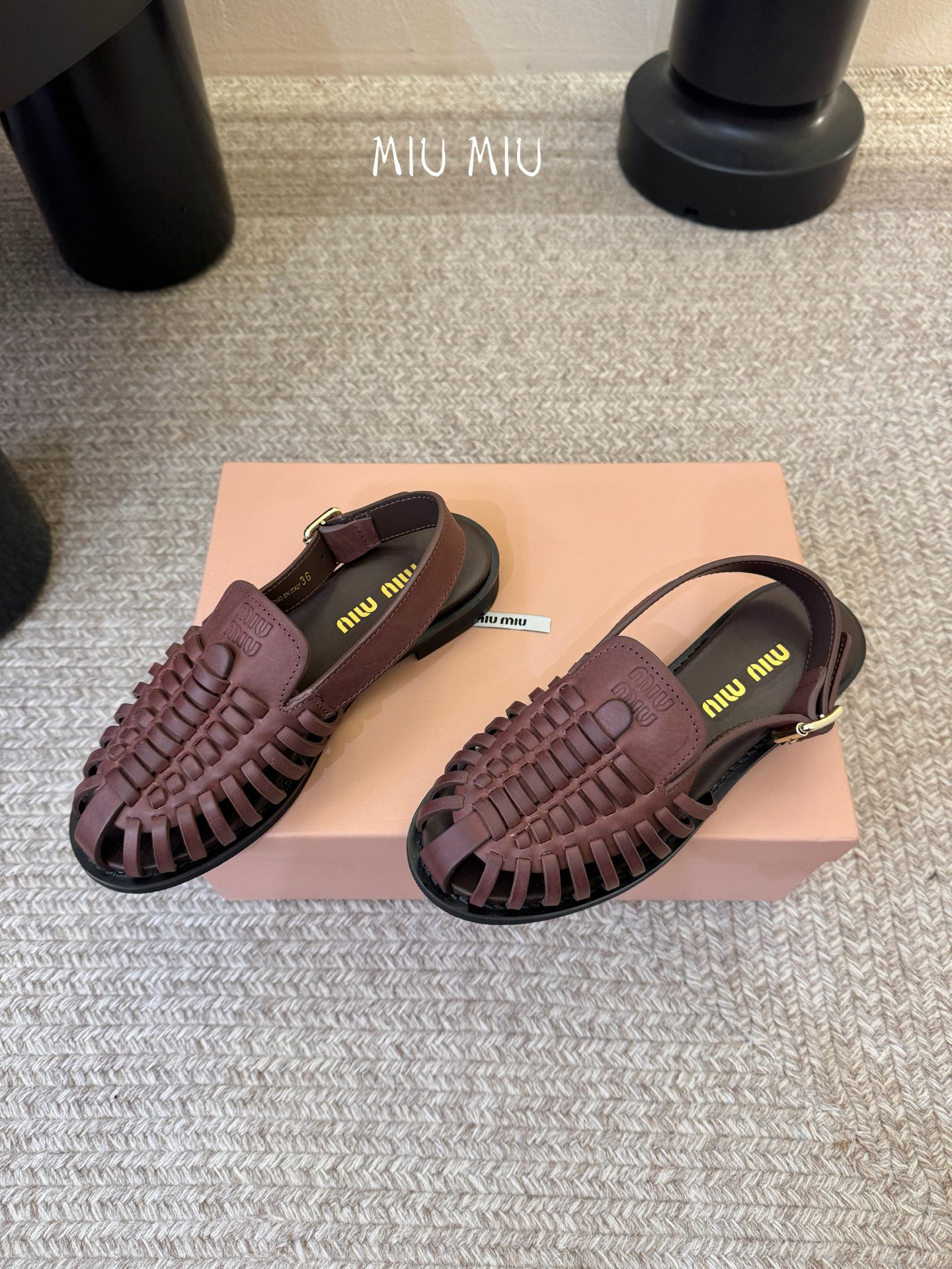 MiuMiu｜缪缪26ss罗马编织凉鞋​​ 👡Miu Miu这款罗马编织凉鞋，选用复古做旧水染牛皮皮，手