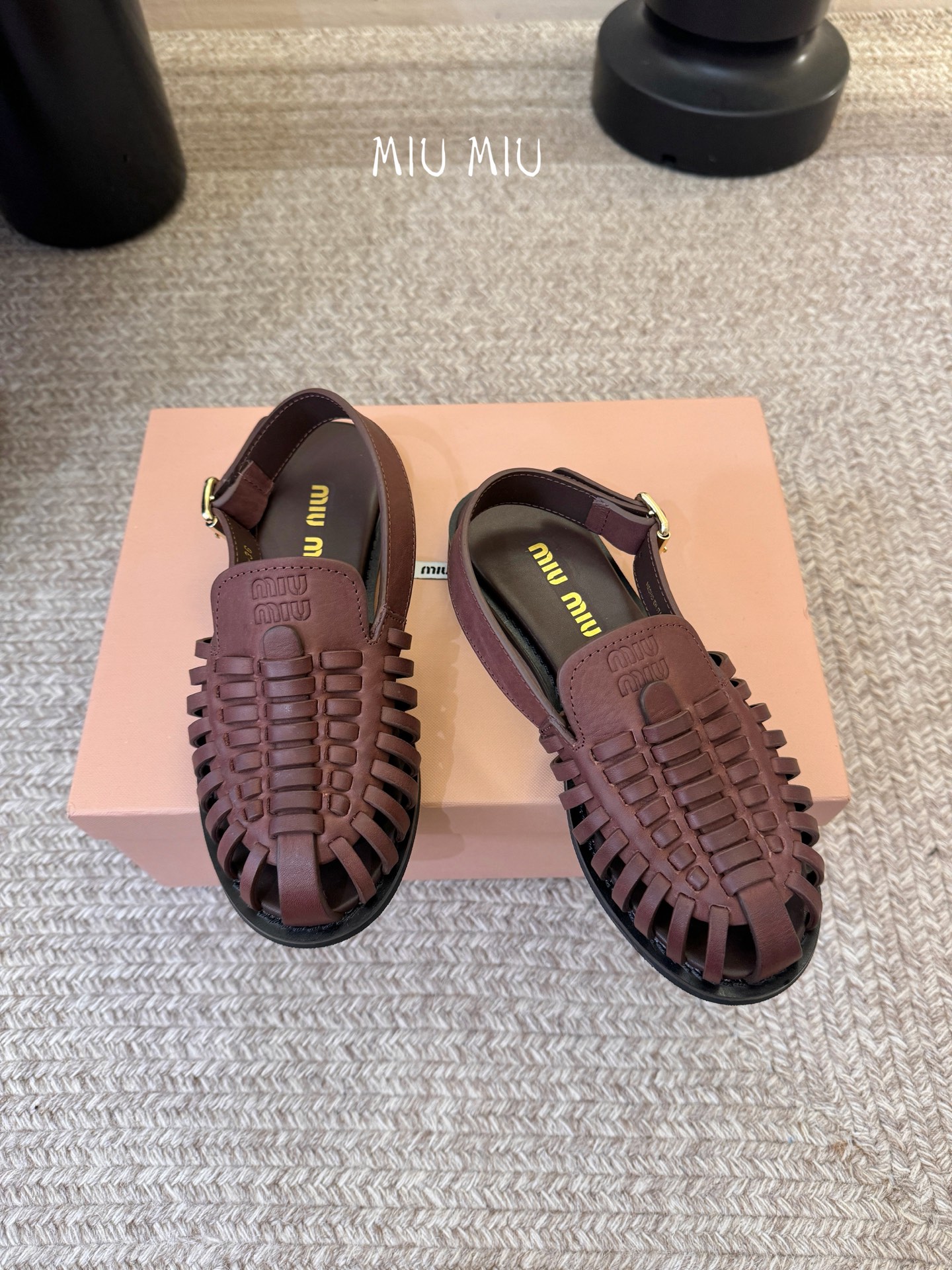 MiuMiu｜缪缪26ss罗马编织凉鞋​​ 👡Miu Miu这款罗马编织凉鞋，选用复古做旧水染牛皮皮，手
