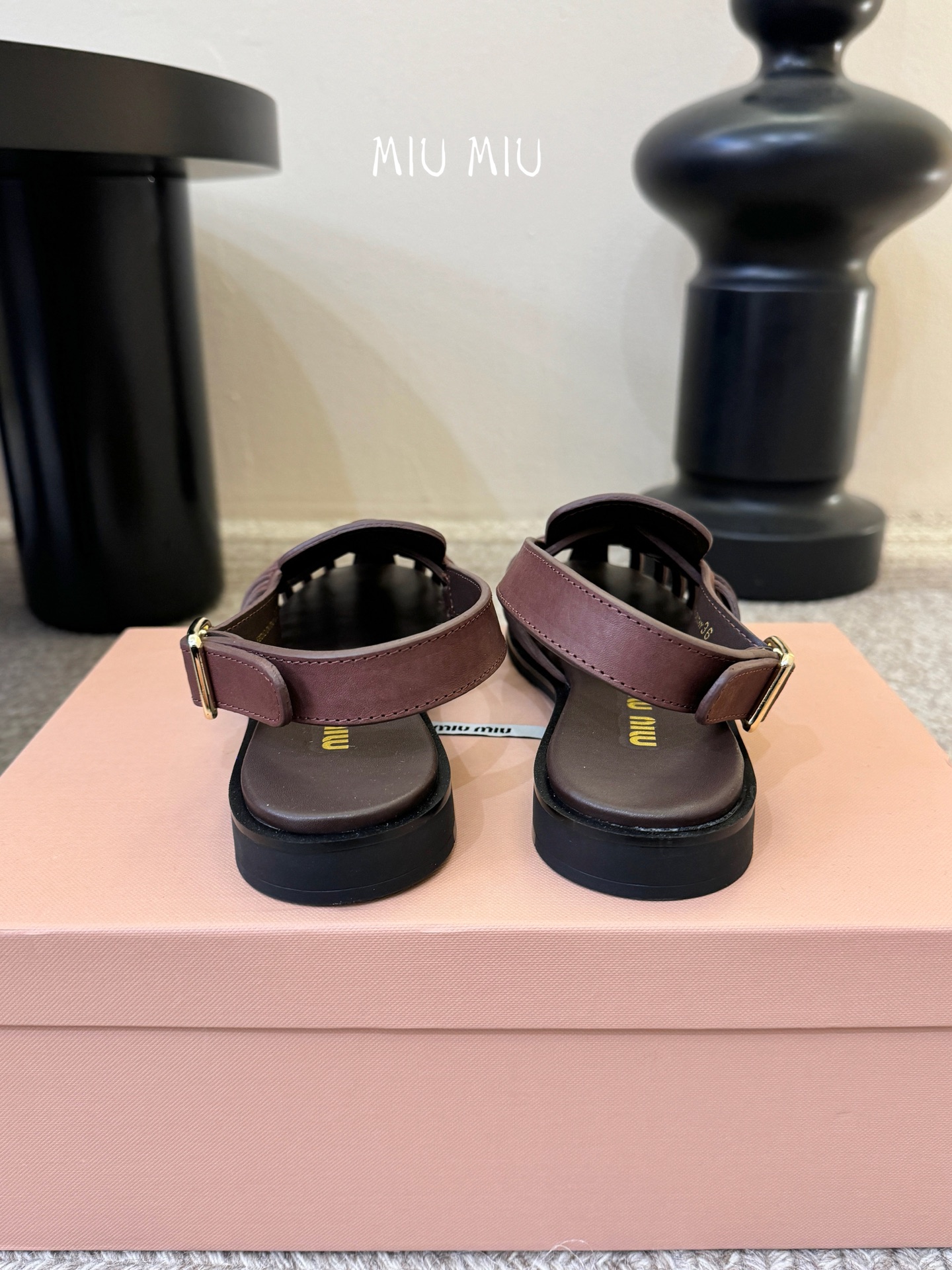 MiuMiu｜缪缪26ss罗马编织凉鞋​​ 👡Miu Miu这款罗马编织凉鞋，选用复古做旧水染牛皮皮，手