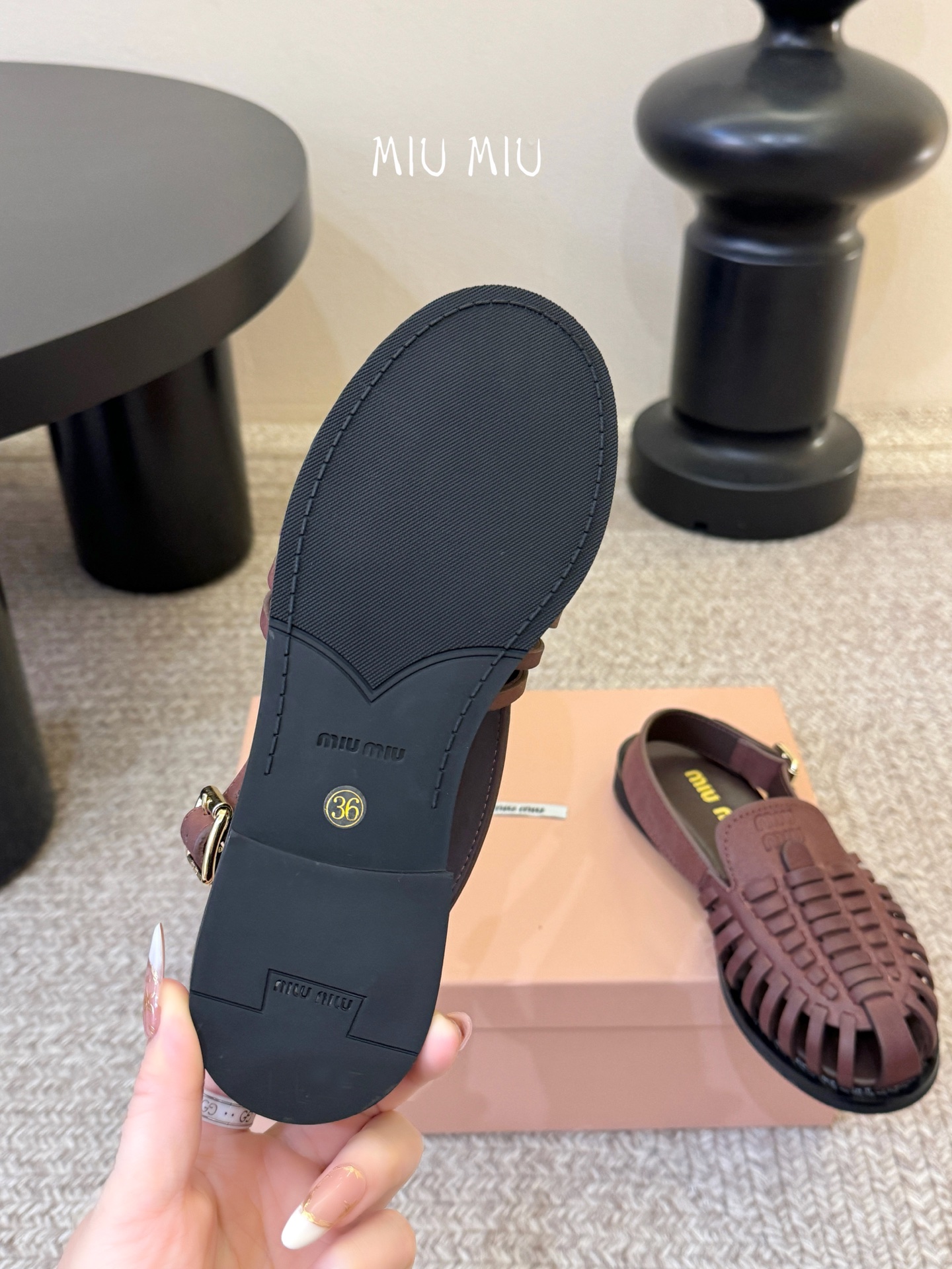 MiuMiu｜缪缪26ss罗马编织凉鞋​​ 👡Miu Miu这款罗马编织凉鞋，选用复古做旧水染牛皮皮，手