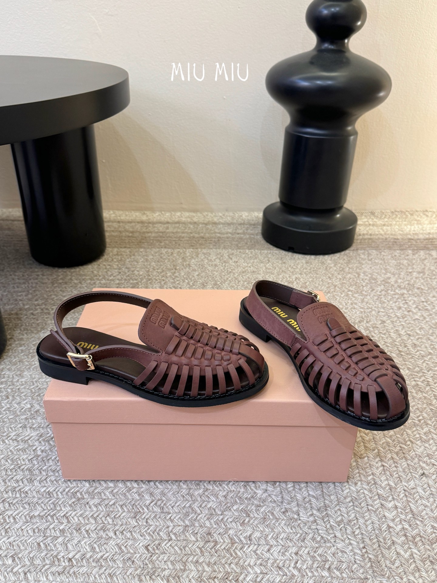 MiuMiu｜缪缪26ss罗马编织凉鞋​​ 👡Miu Miu这款罗马编织凉鞋，选用复古做旧水染牛皮皮，手