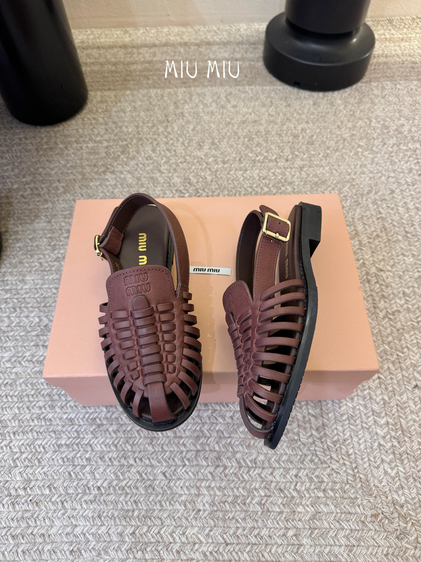 MiuMiu｜缪缪26ss罗马编织凉鞋​​ 👡Miu Miu这款罗马编织凉鞋，选用复古做旧水染牛皮皮，手