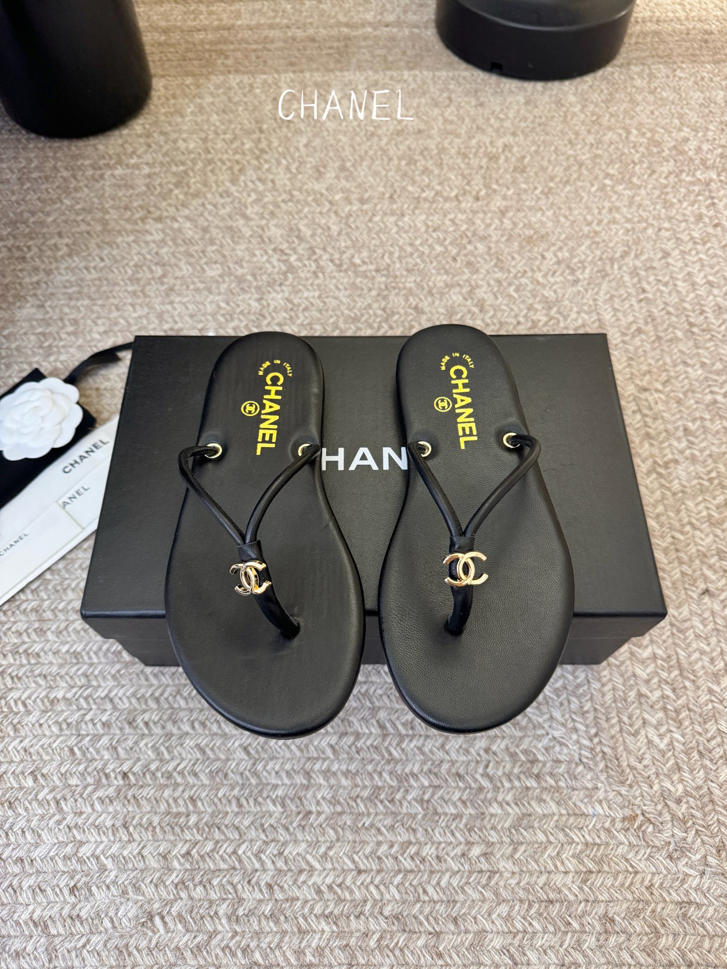 Chane*26SS早春新款夹脚凉拖双C夹脚凉拖｜春夏穿搭神器经典双C元素+极简夹脚设计，高级感拉满，软