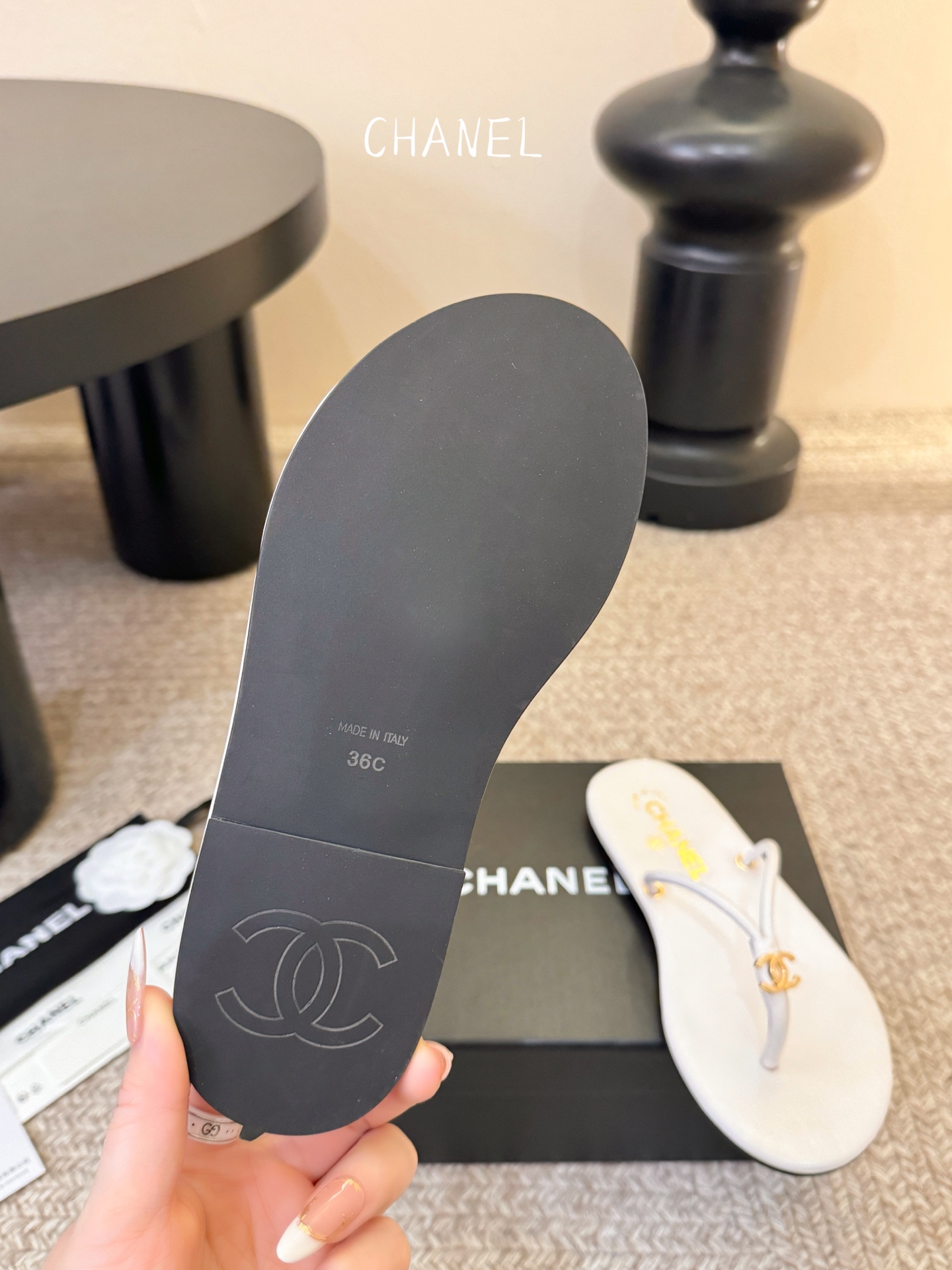 Chane*26SS早春新款夹脚凉拖双C夹脚凉拖｜春夏穿搭神器经典双C元素+极简夹脚设计，高级感拉满，软