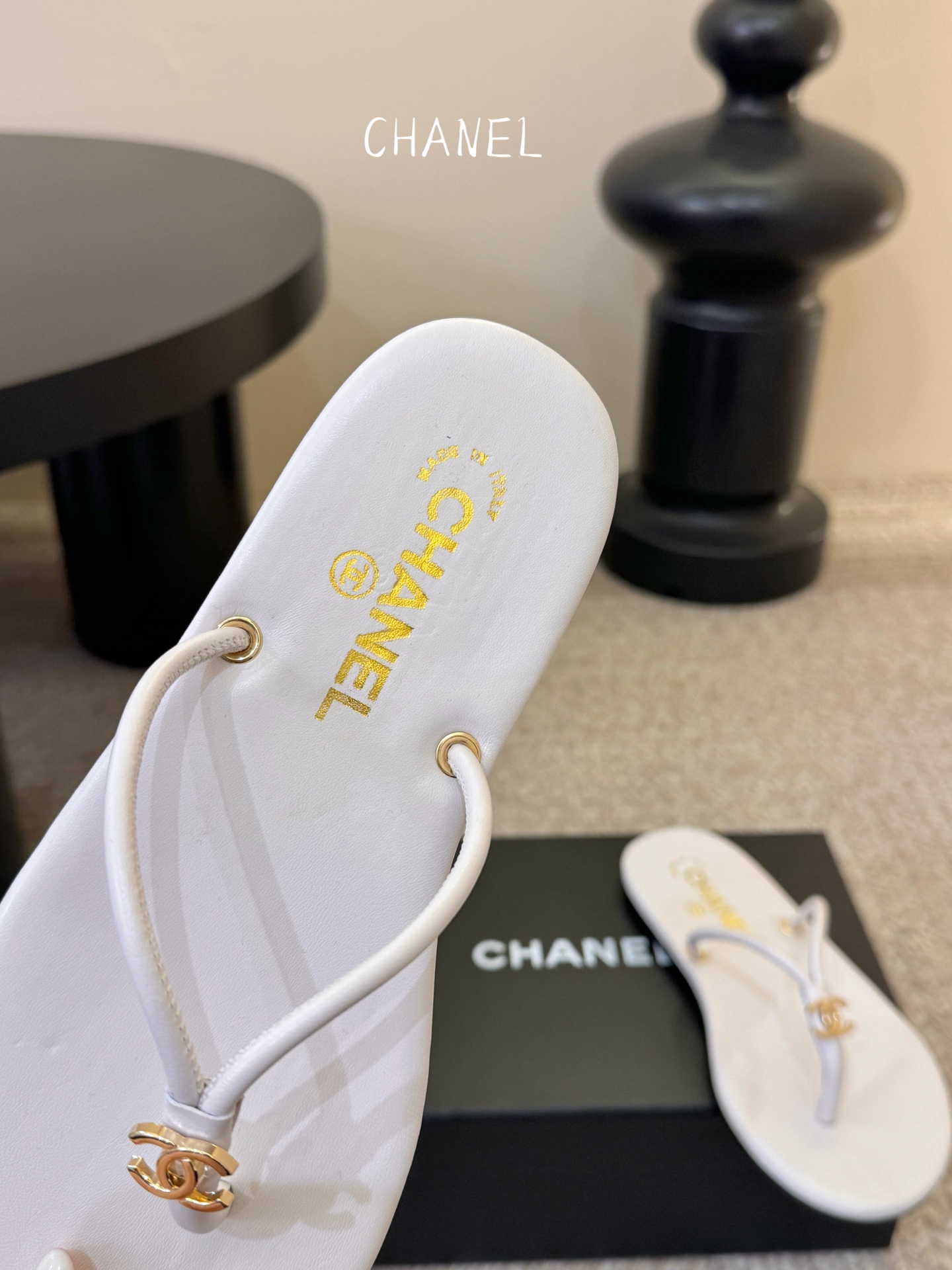 Chane*26SS早春新款夹脚凉拖双C夹脚凉拖｜春夏穿搭神器经典双C元素+极简夹脚设计，高级感拉满，软