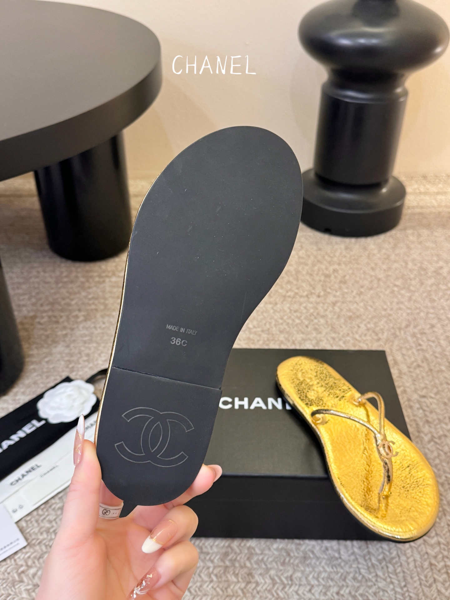 Chane*26SS早春新款夹脚凉拖双C夹脚凉拖｜春夏穿搭神器经典双C元素+极简夹脚设计，高级感拉满，软