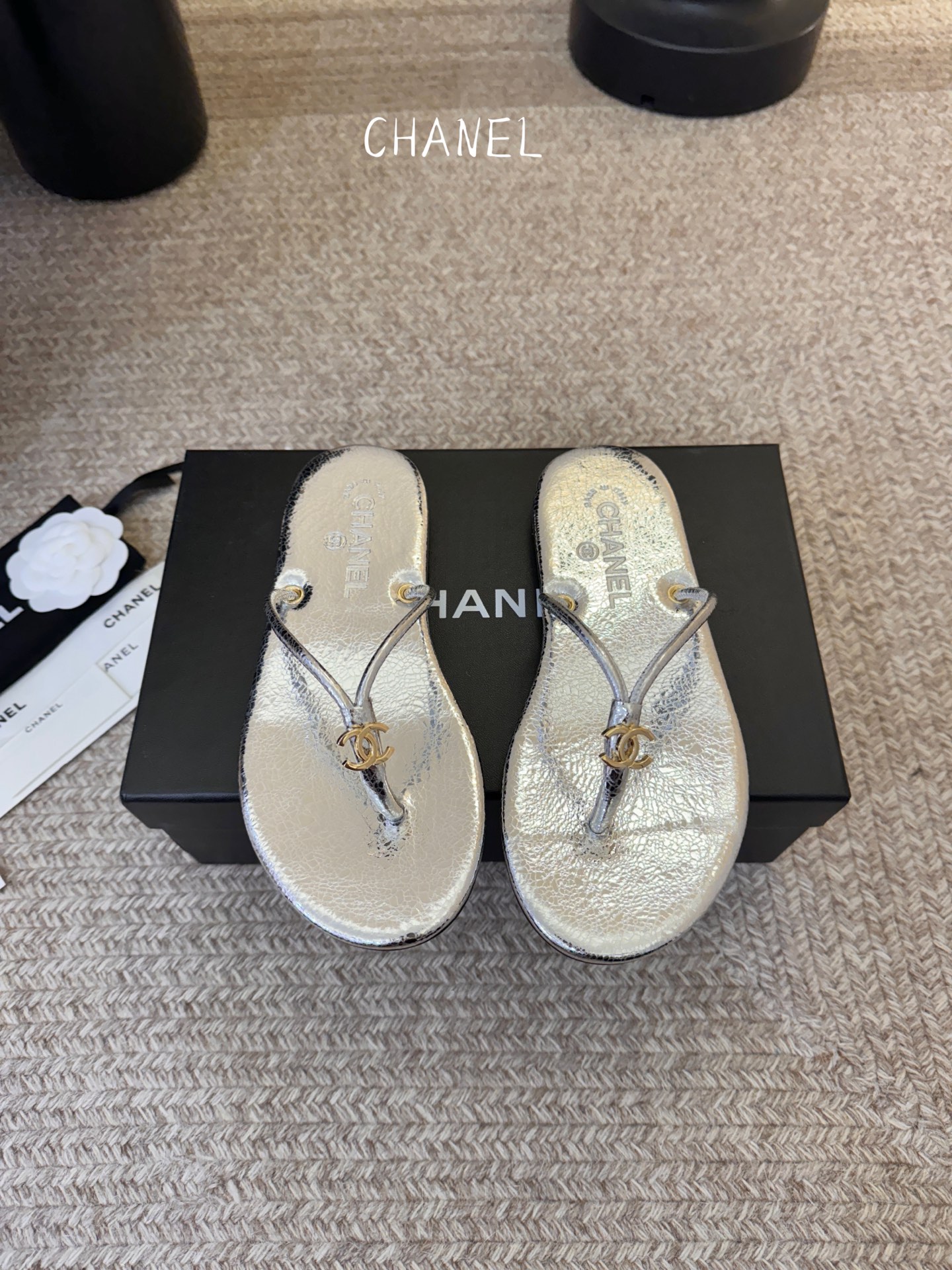 NO:783922,Chane*26SS New Style Flip-Flop Sandals for Early Spring Double C Flip-Flop Sandals | Spring and summer wear artifacts, classic double C elements + minimalist flip-flops design, full of high-end feel, soft-soled upper, comfortable on the feet without grinding, long-term wear without burden. 3 color combinations cover all styles, the gilded model is noble and popular, the milk white model is gentle and versatile, and the classic black will never go out of style.  For beach, daily life and commuting, one pair will take care of you all spring and summer, with both appearance and comfort, you can close your eyes without stepping on thunder. Sheepskin upper, sheepskin lining, rubber outsole, size 35-41 (customized sizes 40 and 41 are non-returnable), split-toe shoes, chanel, sheepskin19860909Chane*26SS早春新款夹脚凉拖 双C夹脚凉拖｜春夏穿搭神器经典双C元素+极简夹脚设计,高级感拉满,软底鞋面,上脚舒适不磨脚,久穿无负担.3种配色承包所有风格鎏金款贵气炸场,奶白款温柔百搭,经典黑永不过时. 海边、日常、通勤,一双承包你整个春夏,颜值与舒适感双在线,闭眼入不踩雷. 鞋面羊皮 内里羊皮 大底橡胶大底 size35-41码（40、41码定制不退换）,分趾鞋,chanel,sheepskin,Women's Shoes