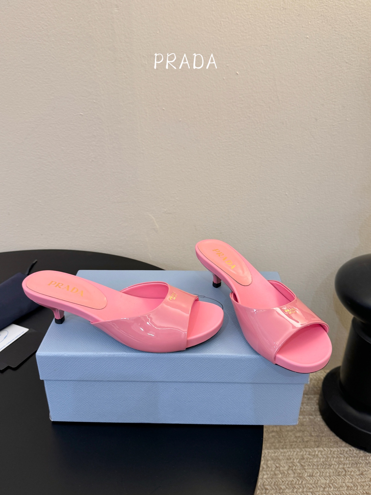 Prad*新款小跟一字凉拖鞋 轻便舒适 简约大气 万年百搭款 鞋面小牛漆皮 原版开模大底 跟高3cm 尺