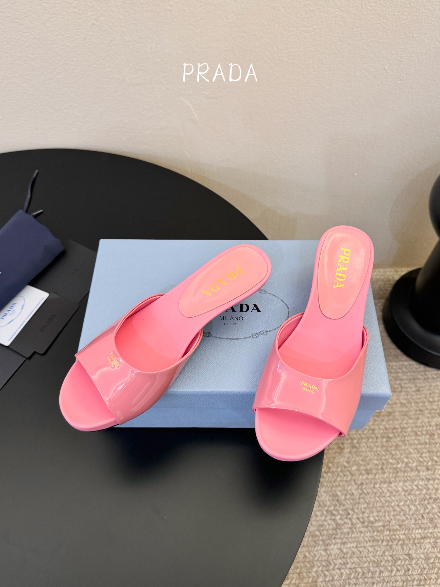 Prad*新款小跟一字凉拖鞋 轻便舒适 简约大气 万年百搭款 鞋面小牛漆皮 原版开模大底 跟高3cm 尺