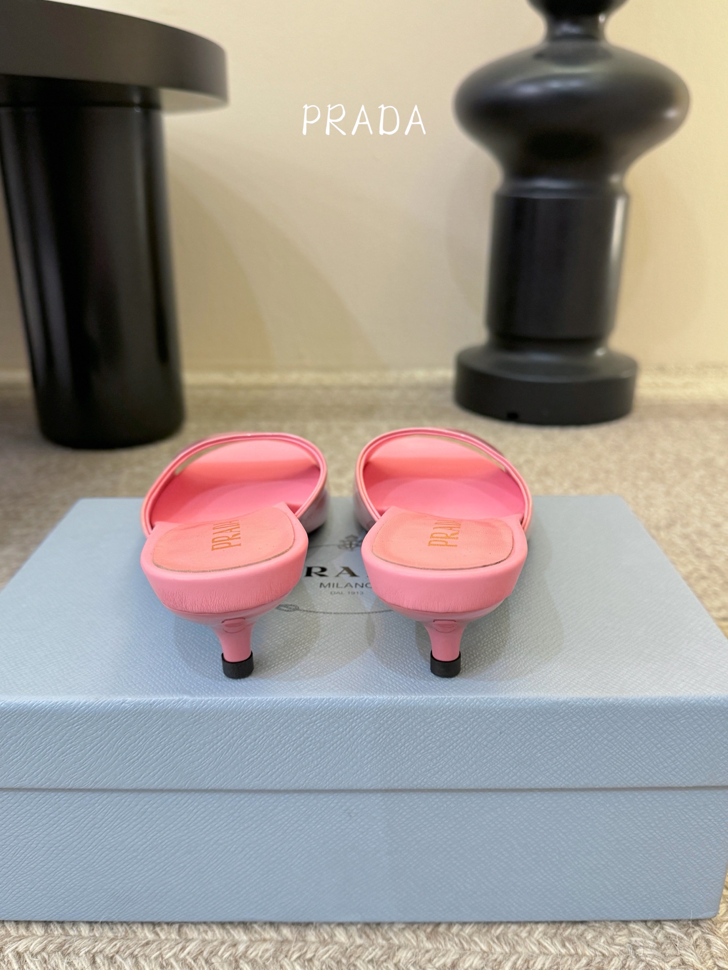Prad*新款小跟一字凉拖鞋 轻便舒适 简约大气 万年百搭款 鞋面小牛漆皮 原版开模大底 跟高3cm 尺