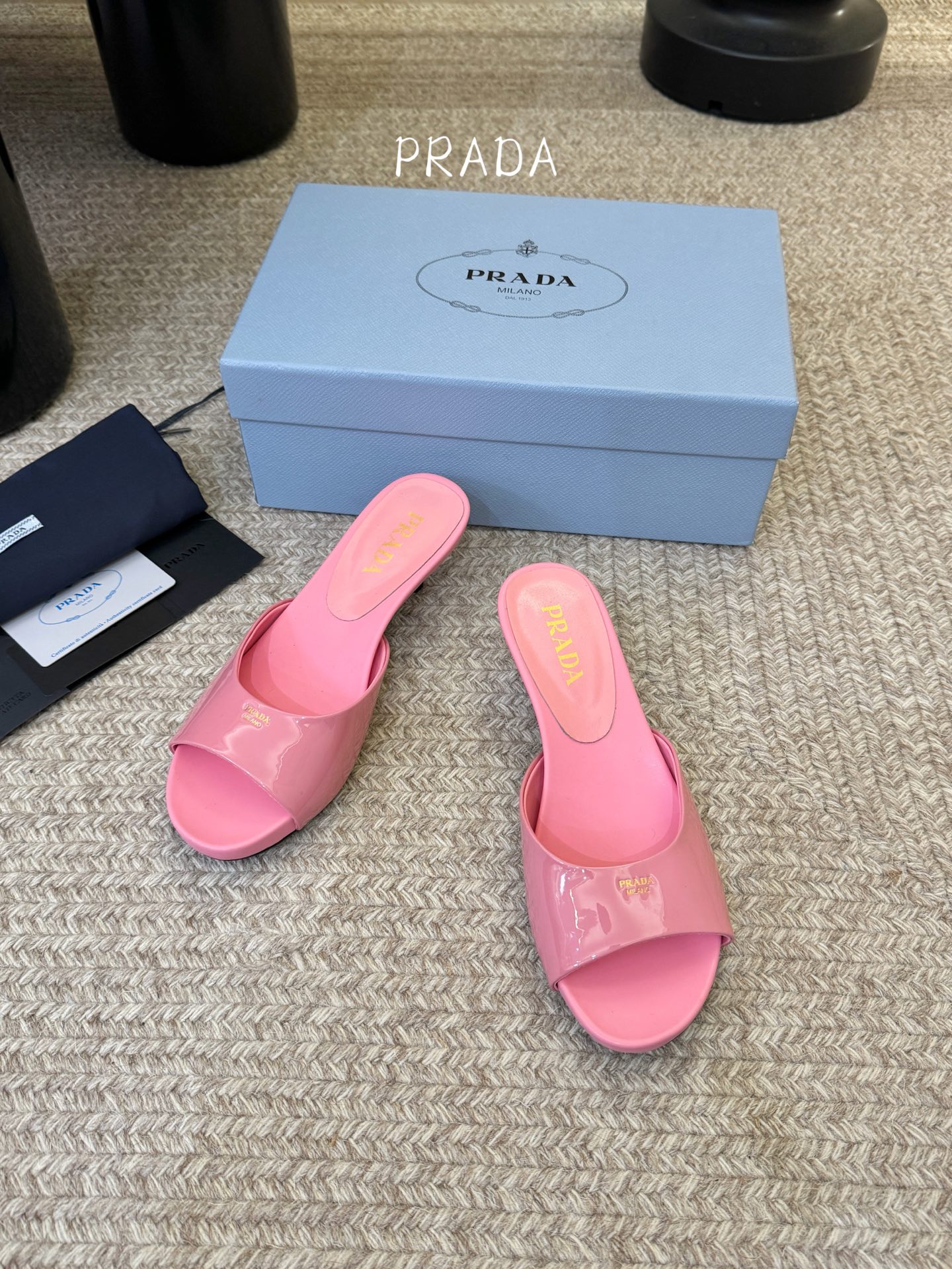 Prad*新款小跟一字凉拖鞋 轻便舒适 简约大气 万年百搭款 鞋面小牛漆皮 原版开模大底 跟高3cm 尺