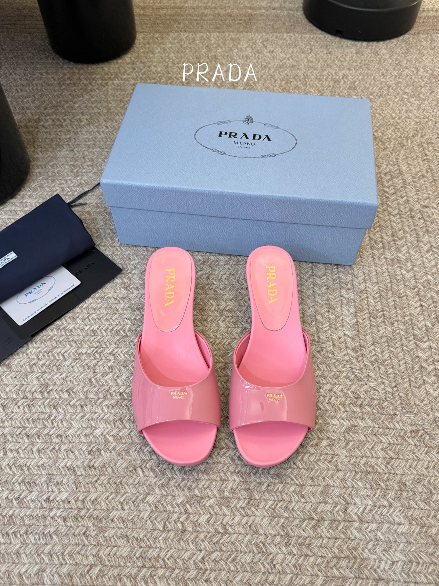 Prad*新款小跟一字凉拖鞋 轻便舒适 简约大气 万年百搭款 鞋面小牛漆皮 原版开模大底 跟高3cm 尺