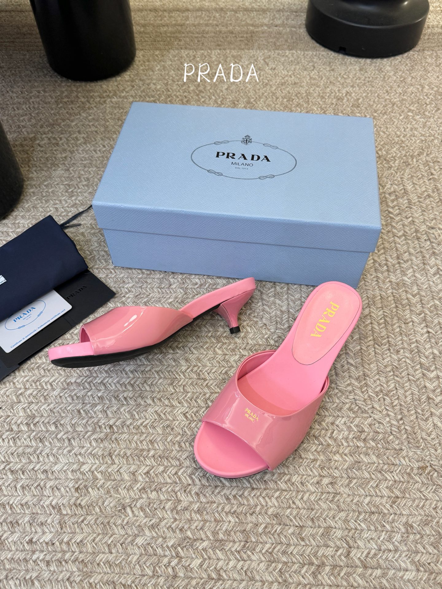 Prad*新款小跟一字凉拖鞋 轻便舒适 简约大气 万年百搭款 鞋面小牛漆皮 原版开模大底 跟高3cm 尺
