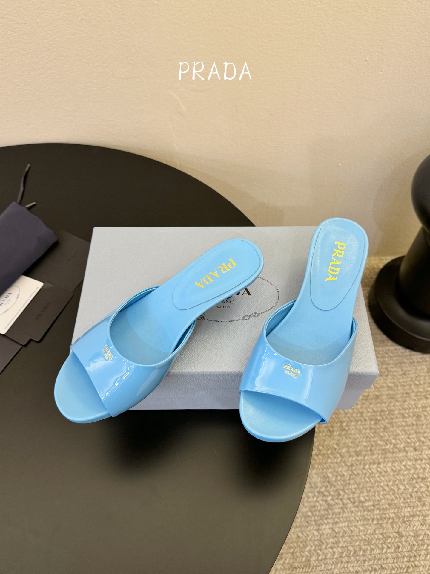 Prad*新款小跟一字凉拖鞋 轻便舒适 简约大气 万年百搭款 鞋面小牛漆皮 原版开模大底 跟高3cm 尺