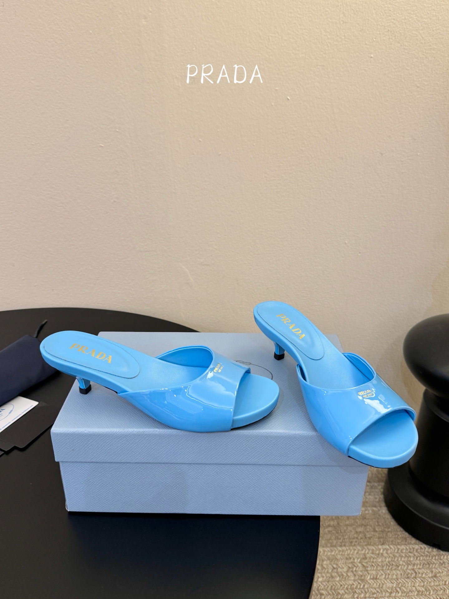 Prad*新款小跟一字凉拖鞋 轻便舒适 简约大气 万年百搭款 鞋面小牛漆皮 原版开模大底 跟高3cm 尺
