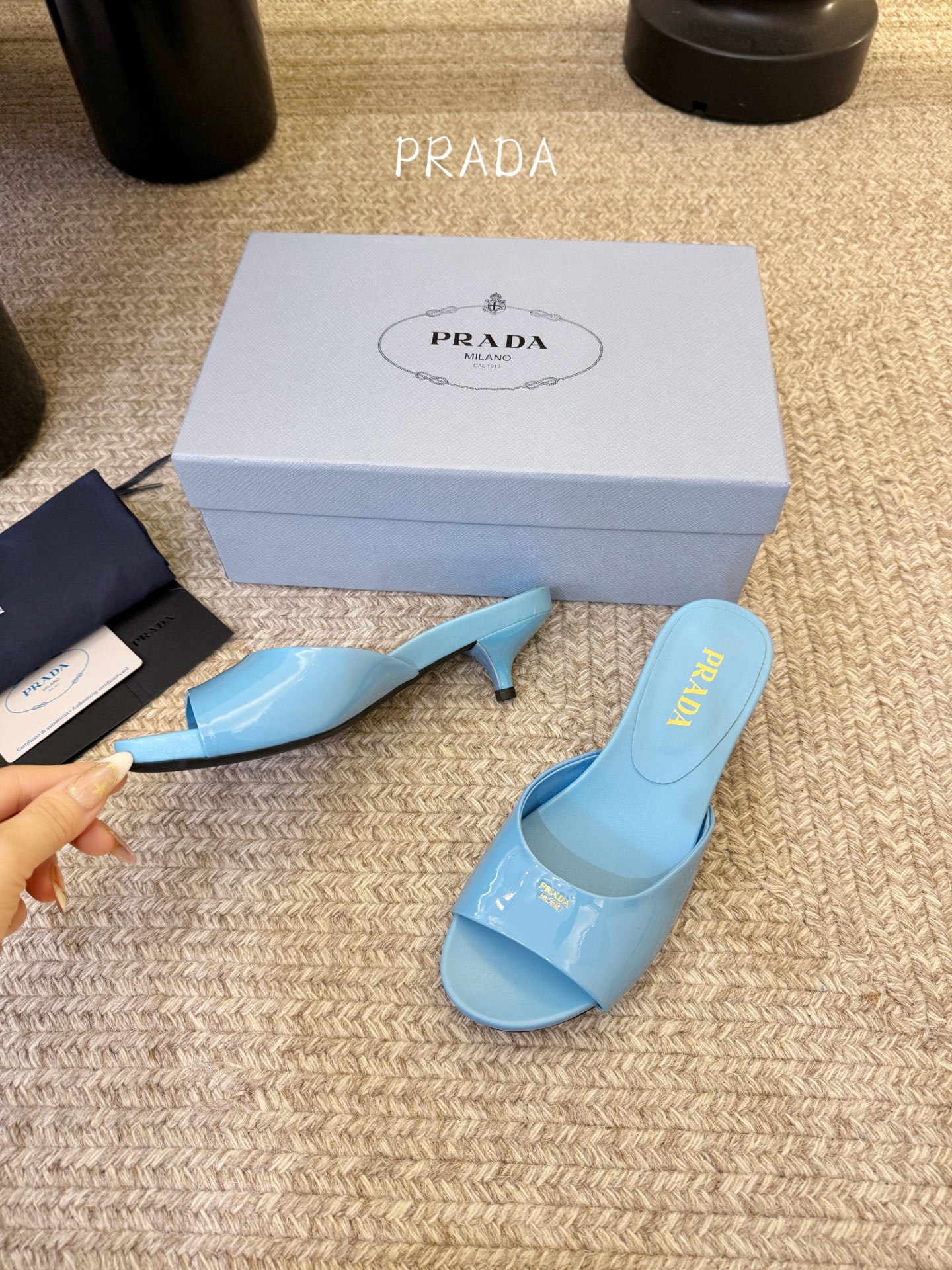 Prad*新款小跟一字凉拖鞋 轻便舒适 简约大气 万年百搭款 鞋面小牛漆皮 原版开模大底 跟高3cm 尺