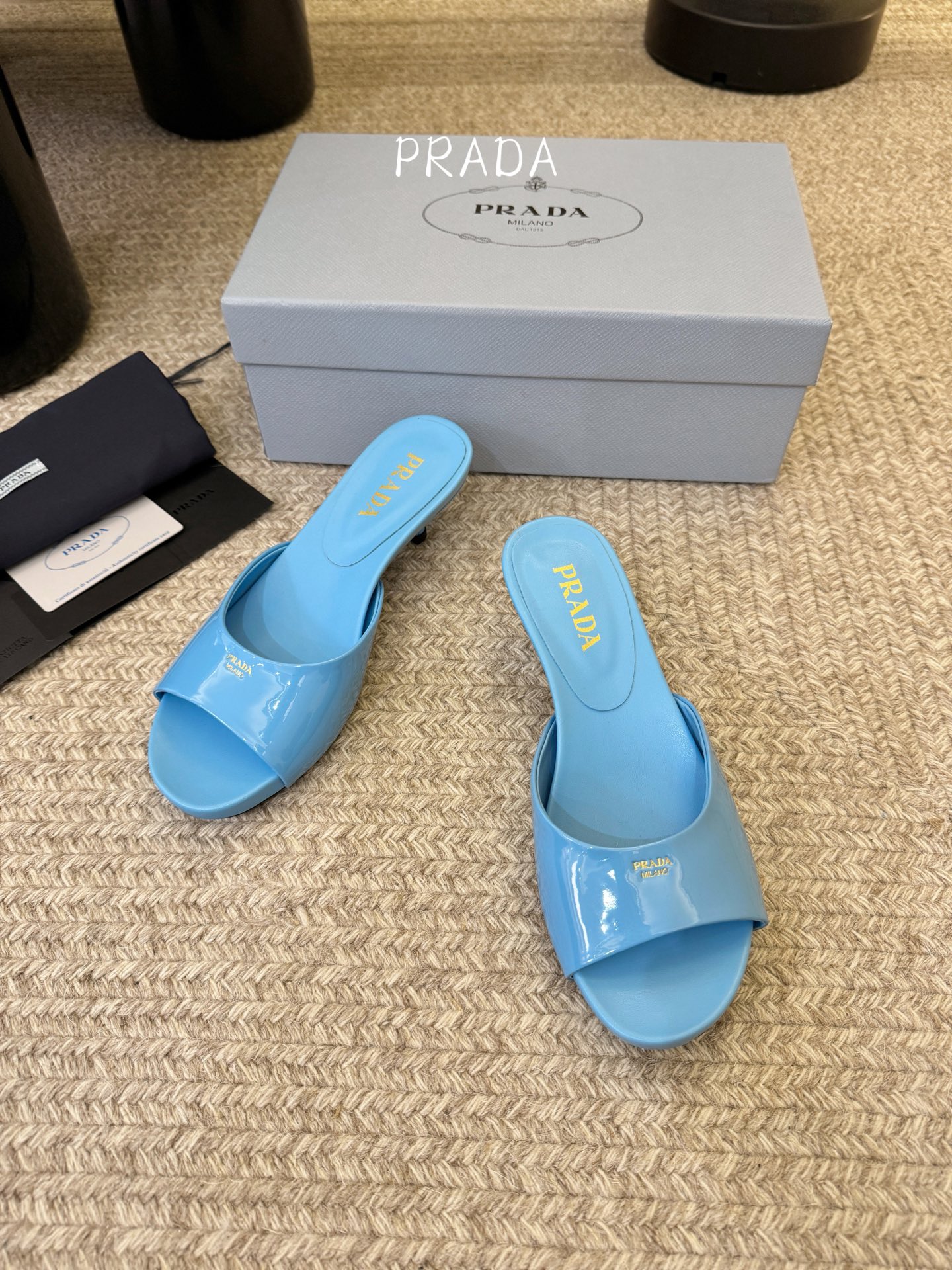 Prad*新款小跟一字凉拖鞋 轻便舒适 简约大气 万年百搭款 鞋面小牛漆皮 原版开模大底 跟高3cm 尺