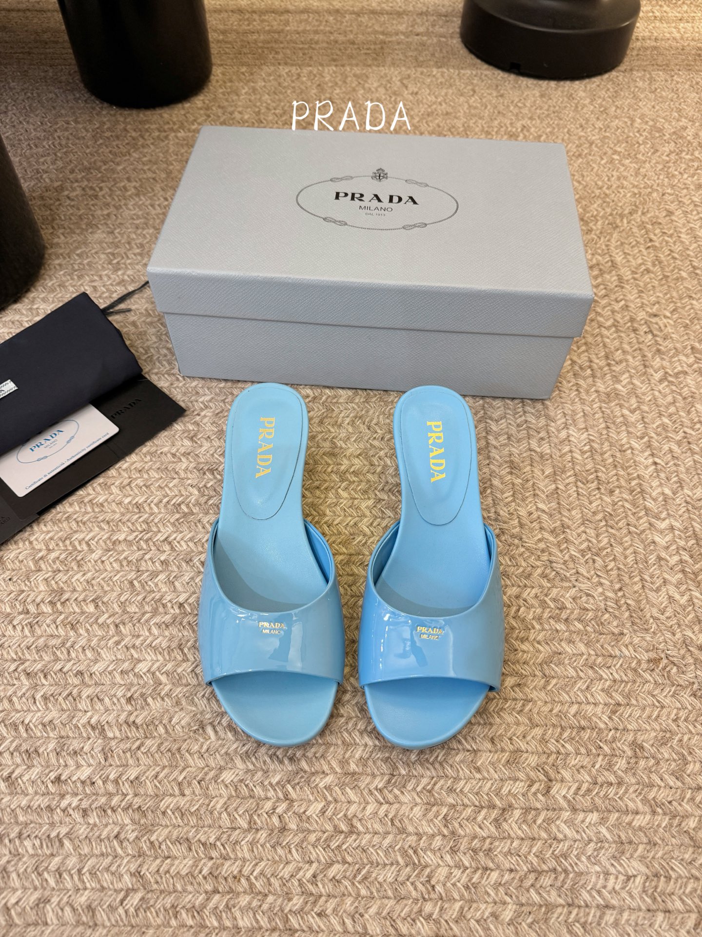 Prad*新款小跟一字凉拖鞋 轻便舒适 简约大气 万年百搭款 鞋面小牛漆皮 原版开模大底 跟高3cm 尺