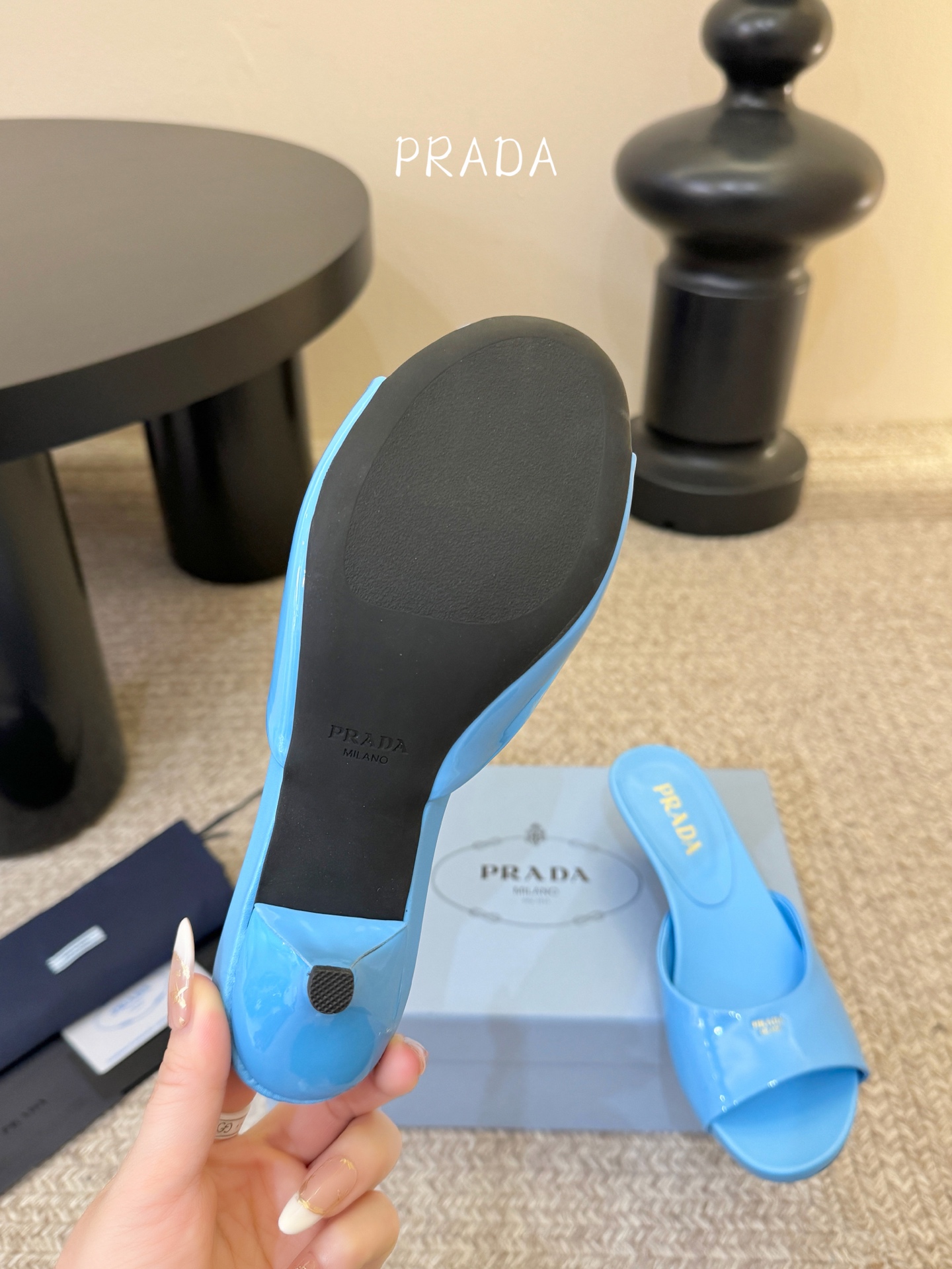 Prad*新款小跟一字凉拖鞋 轻便舒适 简约大气 万年百搭款 鞋面小牛漆皮 原版开模大底 跟高3cm 尺