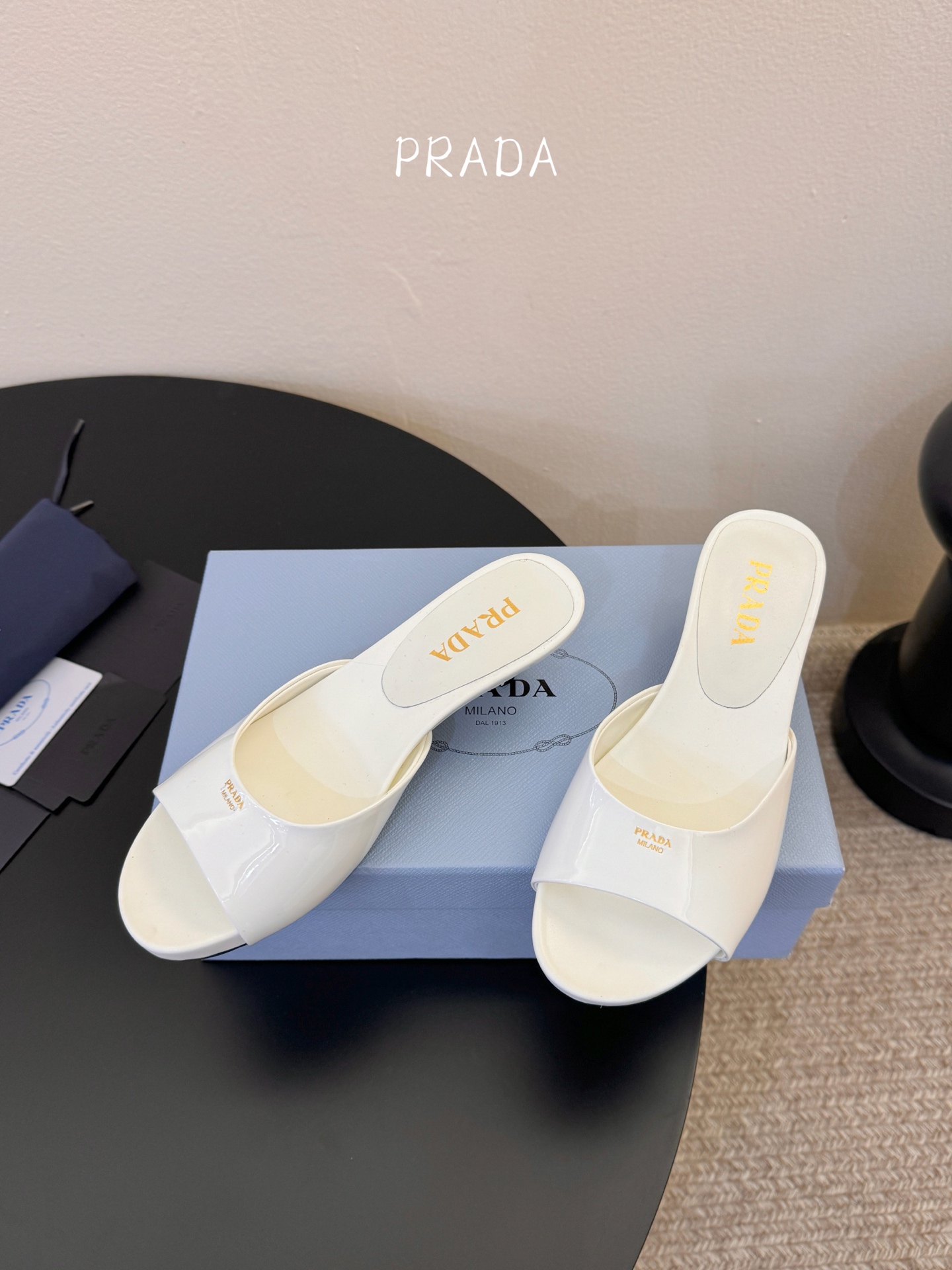 Prad*新款小跟一字凉拖鞋 轻便舒适 简约大气 万年百搭款 鞋面小牛漆皮 原版开模大底 跟高3cm 尺