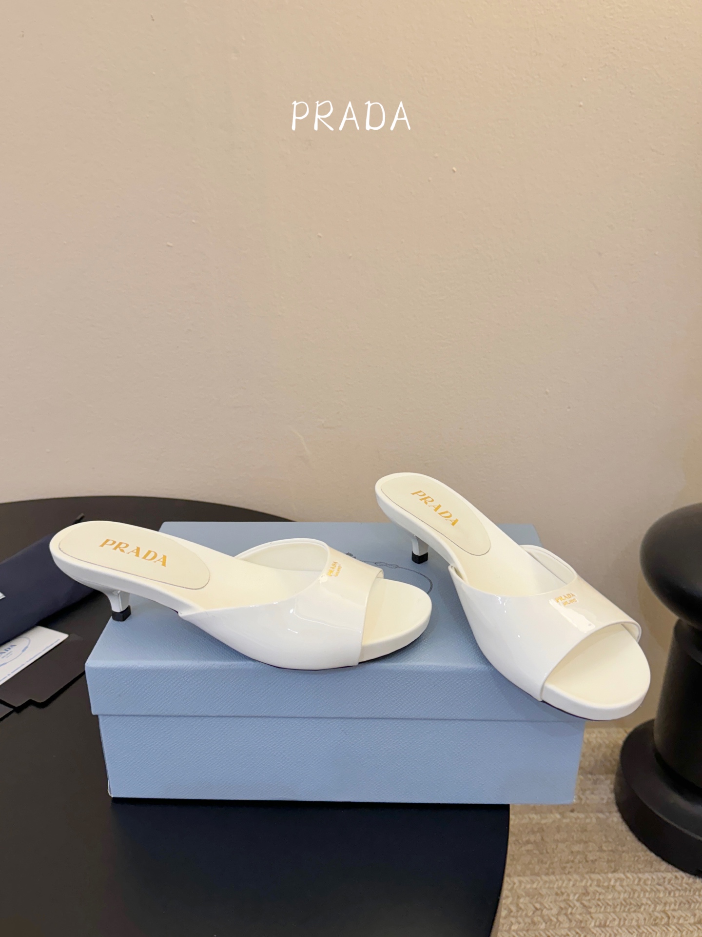 Prad*新款小跟一字凉拖鞋 轻便舒适 简约大气 万年百搭款 鞋面小牛漆皮 原版开模大底 跟高3cm 尺