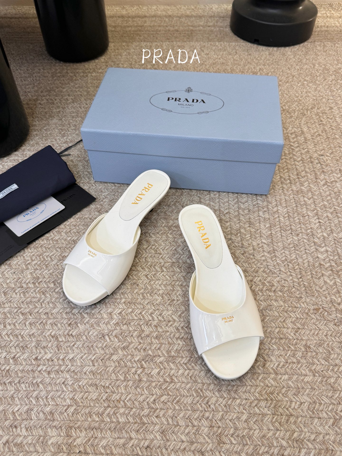 Prad*新款小跟一字凉拖鞋 轻便舒适 简约大气 万年百搭款 鞋面小牛漆皮 原版开模大底 跟高3cm 尺