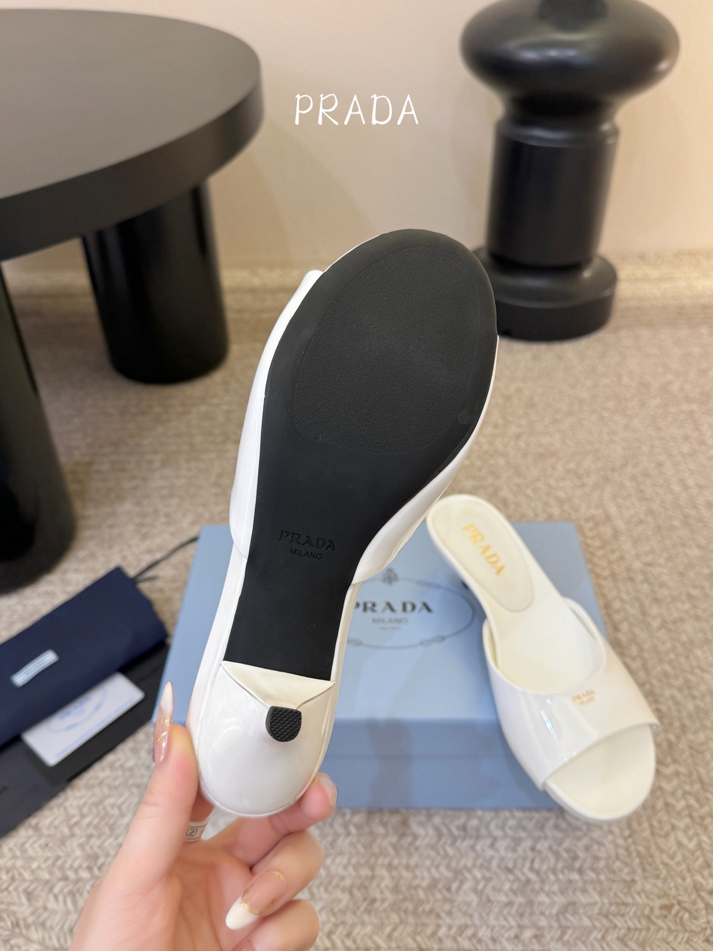 Prad*新款小跟一字凉拖鞋 轻便舒适 简约大气 万年百搭款 鞋面小牛漆皮 原版开模大底 跟高3cm 尺
