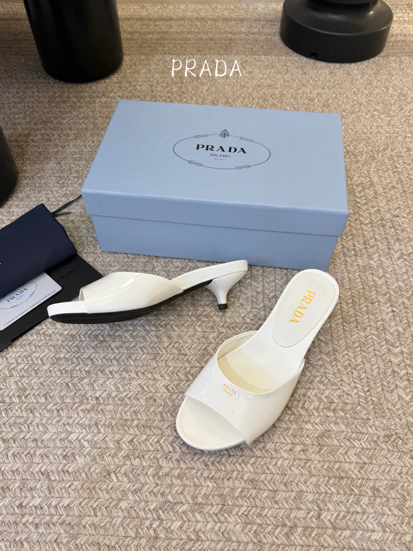 Prad*新款小跟一字凉拖鞋 轻便舒适 简约大气 万年百搭款 鞋面小牛漆皮 原版开模大底 跟高3cm 尺