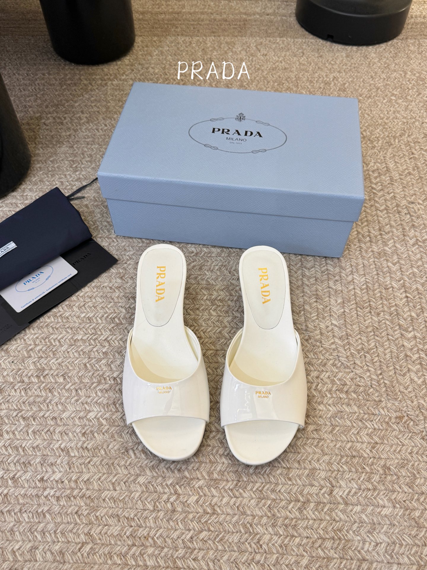 Prad*新款小跟一字凉拖鞋 轻便舒适 简约大气 万年百搭款 鞋面小牛漆皮 原版开模大底 跟高3cm 尺