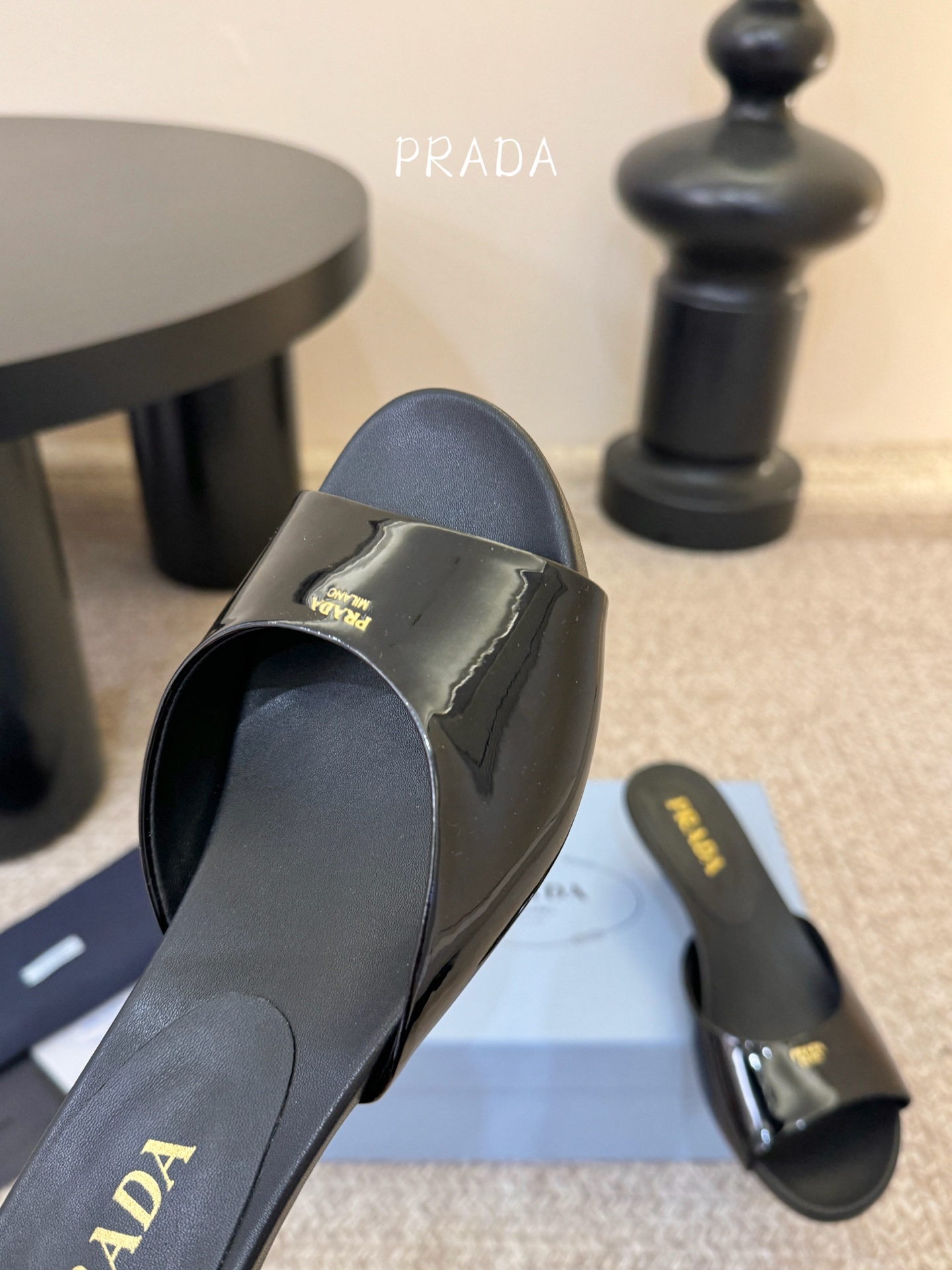Prad*新款小跟一字凉拖鞋 轻便舒适 简约大气 万年百搭款 鞋面小牛漆皮 原版开模大底 跟高3cm 尺
