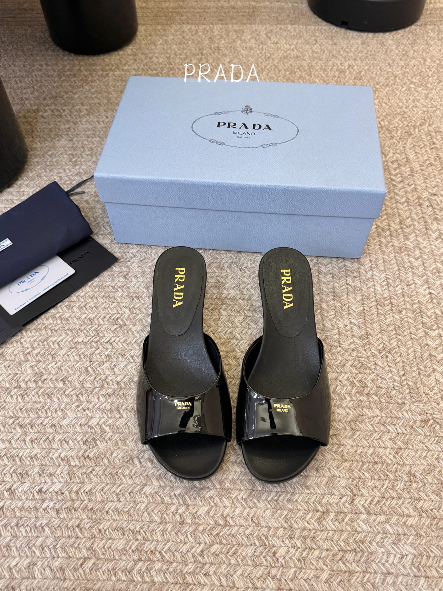 NO:783914,Prad* new small heel one-line sandals, lightweight and comfortable, simple and elegant, versatile calf leather upper, original molded outsole, heel height 3cm, size 35-39 (customized for 40), high heels and slippers, prada, high heels, slippers19860909Prad*新款小跟一字凉拖鞋 轻便舒适 简约大气 万年百搭款 鞋面小牛漆皮 原版开模大底 跟高3cm 尺码35-39（40定做）,高跟鞋拖鞋,prada,high heels,slippers,Women's Shoes