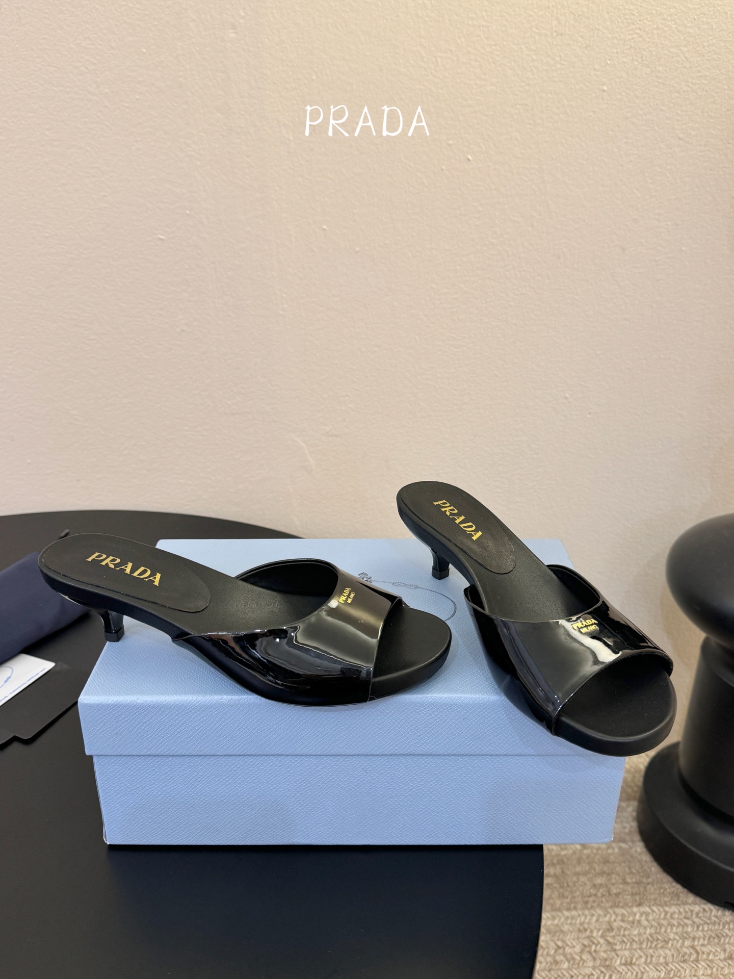 Prad*新款小跟一字凉拖鞋 轻便舒适 简约大气 万年百搭款 鞋面小牛漆皮 原版开模大底 跟高3cm 尺