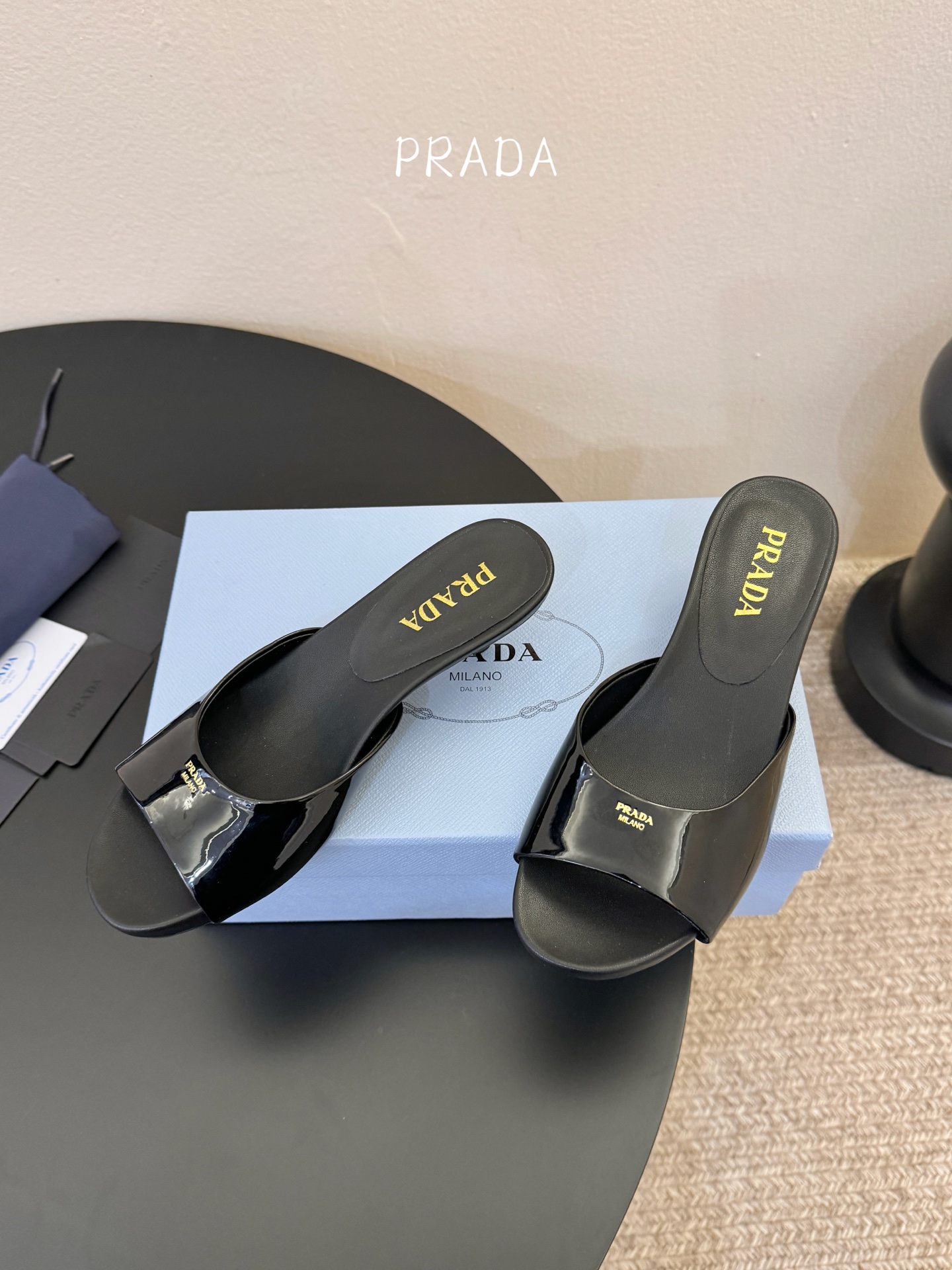 Prad*新款小跟一字凉拖鞋 轻便舒适 简约大气 万年百搭款 鞋面小牛漆皮 原版开模大底 跟高3cm 尺