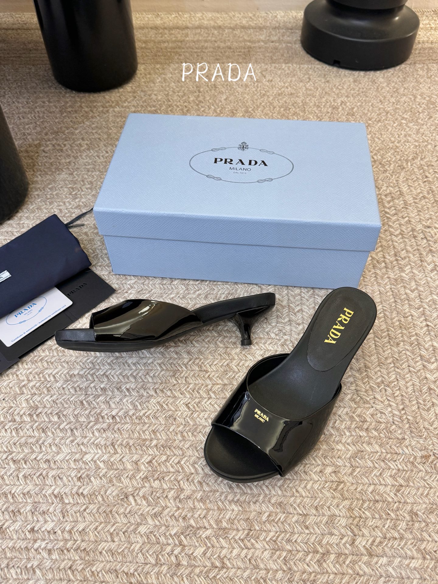 Prad*新款小跟一字凉拖鞋 轻便舒适 简约大气 万年百搭款 鞋面小牛漆皮 原版开模大底 跟高3cm 尺