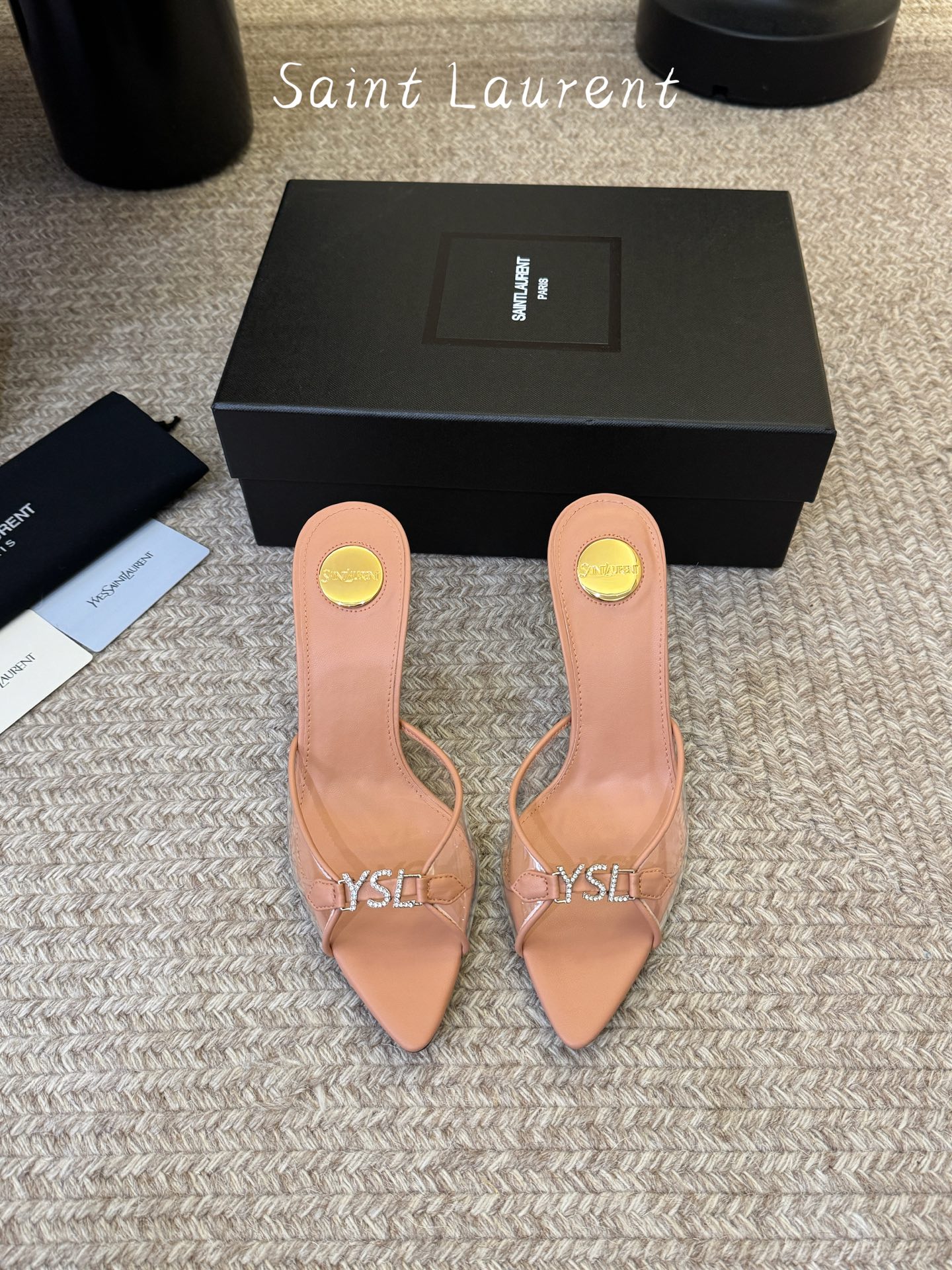 NO:783918,Saint Lauren* ss new YSL Logo flat slippers and Ysl catwalk style high heels. Match them with various small skirts. You don’t have to choose the shape of your feet at all. Ysl Logo heels are particularly beautiful!  Under the illumination of the light, the illusion of color appears. It is so beautiful that the whiteness of the upper toes makes people look head-high!  Unleash the infinite elegance and charm and explore more high-heeled shoes!  Fabric patent leather, sheepskin lining, outsole, genuine leather outsole, size 35-40 (4041 customized), high heels and slippers, saint laurent, saint laurent, saint laurent, flats, high heels, slippers, skirts, sheepskin, Leather soles19860909圣罗兰Saint Lauren* ss新YSL Logo平底鞋拖 Ysl走秀款高跟鞋 各种小裙子搭配起来 完全不挑脚型哦 Ysl Logo跟特别好看！在光线的照耀下呈现幻彩 真的美的过分 上脚显白的让人上头！释放无限优雅魅力 探索更多臻选高跟鞋！ 面料漆皮 内里羊皮 大底真皮大底 码数35-40（4041定制）,高跟鞋拖鞋,saint laurent,saint laurent,saint laurent,flats,high heels,slippers,skirts,sheepskin,Leather soles,Women's Shoes